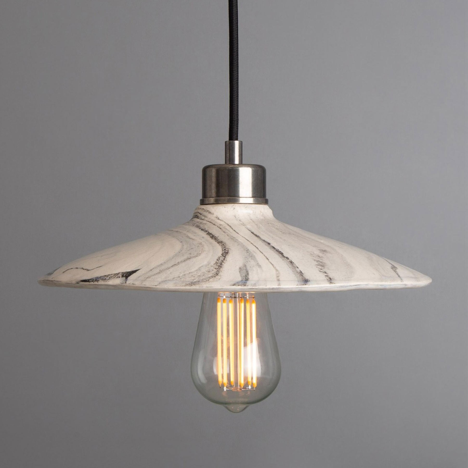 Keramik-Pendelleuchte mit marmoriertem Schirm Keramik-Pendelleuchte mit marmoriertem Schirm