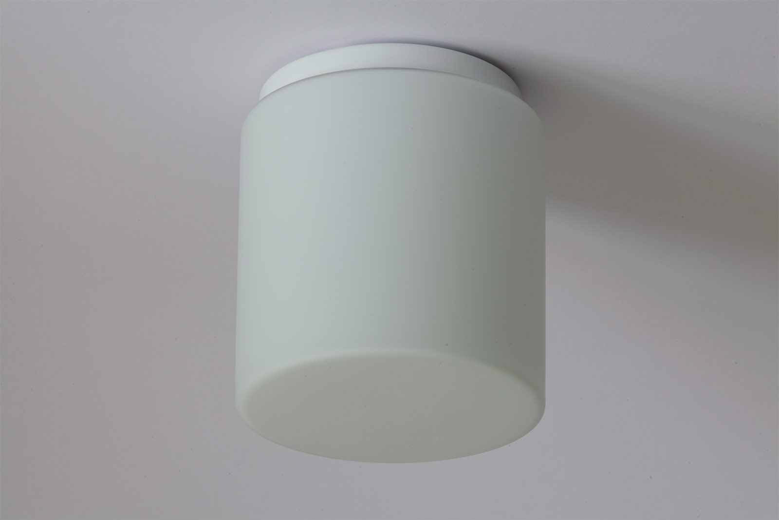 Kleine Zylinder-Deckenleuchte aus Opalglas ZYLKO: Eleganter Minimalismus: Zylinder-Deckenleuchte aus Opal-Glas (hier mit Ø 14 cm = M)