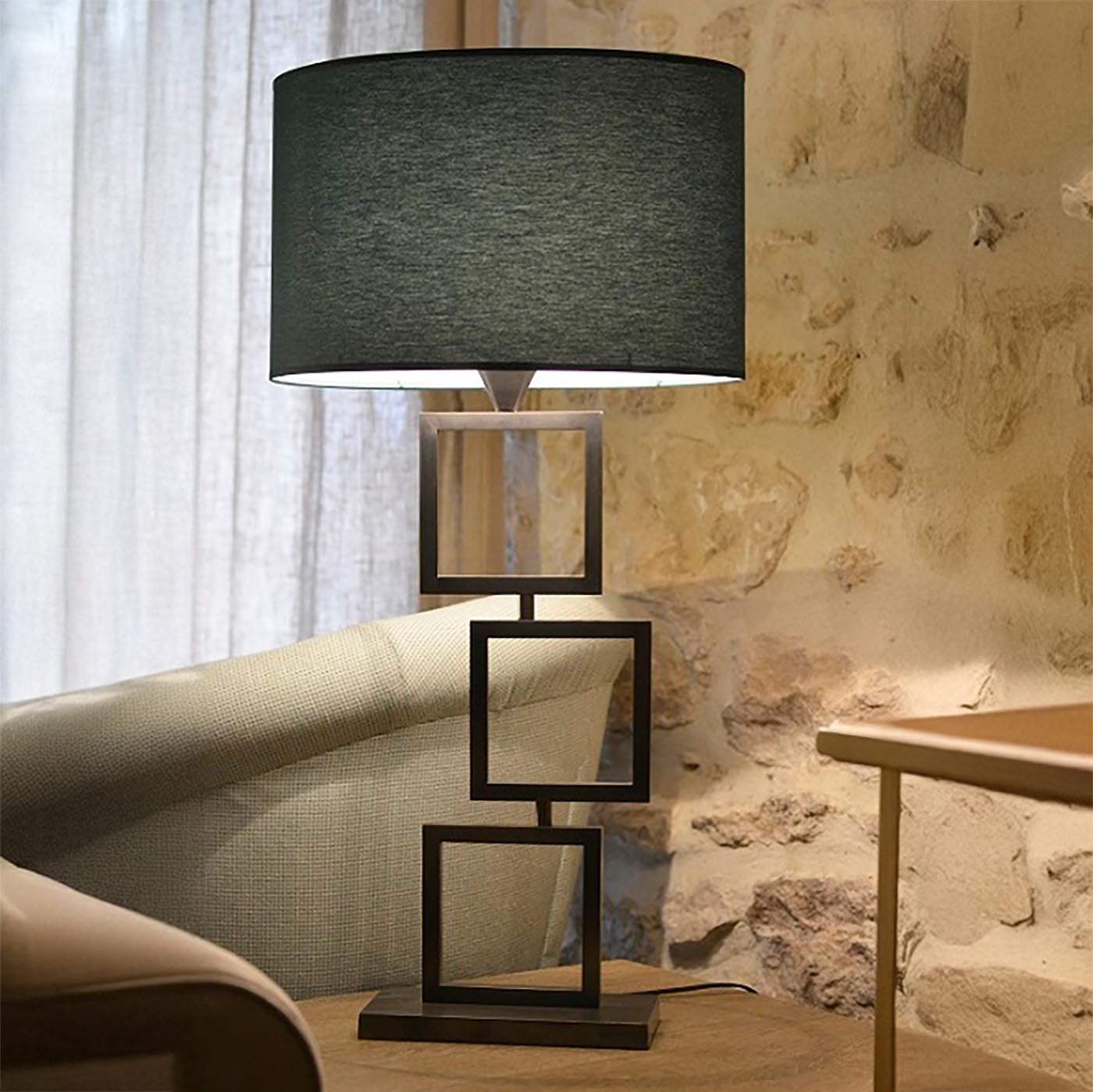 Große Tischleuchte mit markantem Messingfuß und ovalem Stoffschirm L183: Ausführung schwarz patiniert, anderes Schirmmodell (bitte anfragen)