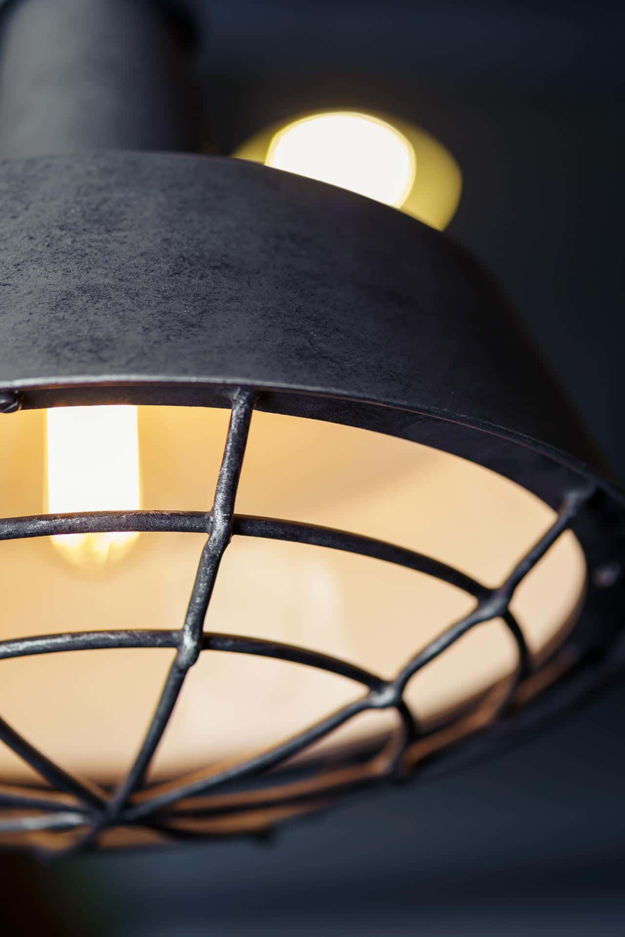 Bild 4: Oberfläche „Eisen natur“ Industriestil-Hängeleuchte HL2700 mit robustem Schutzkorb, Ø 30–50 cm: Oberfläche „Eisen natur“