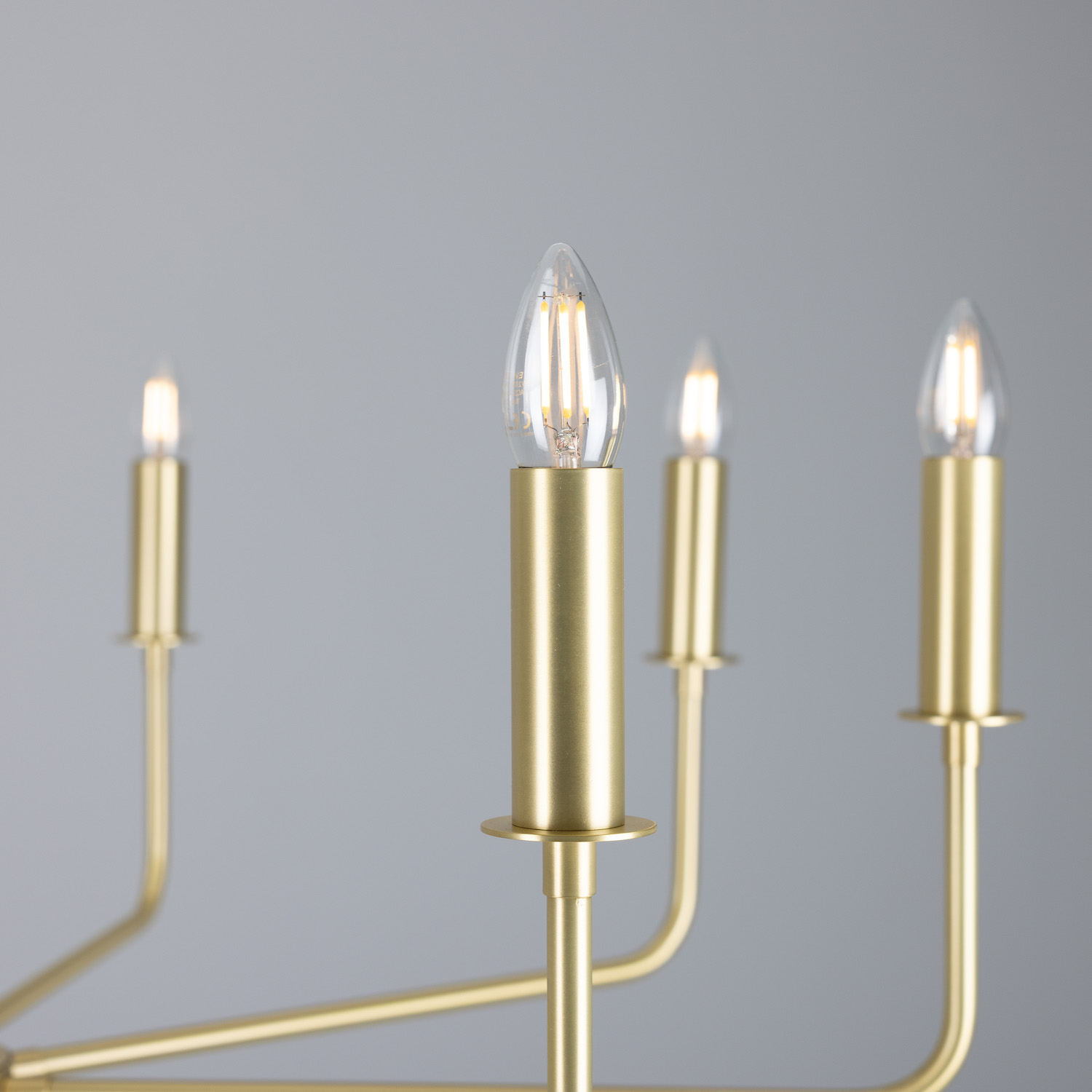 Modern Eight-Light Chandelier: Messing satiniert