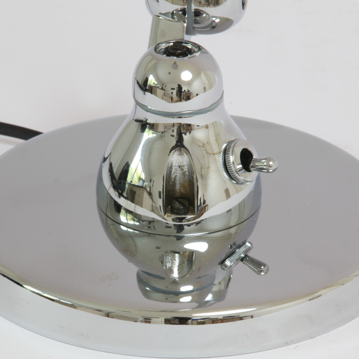 Bild 4: Der Schalter Kleine exklusive Tischleuchte mit gebogenem Arm SIC400: Der Schalter