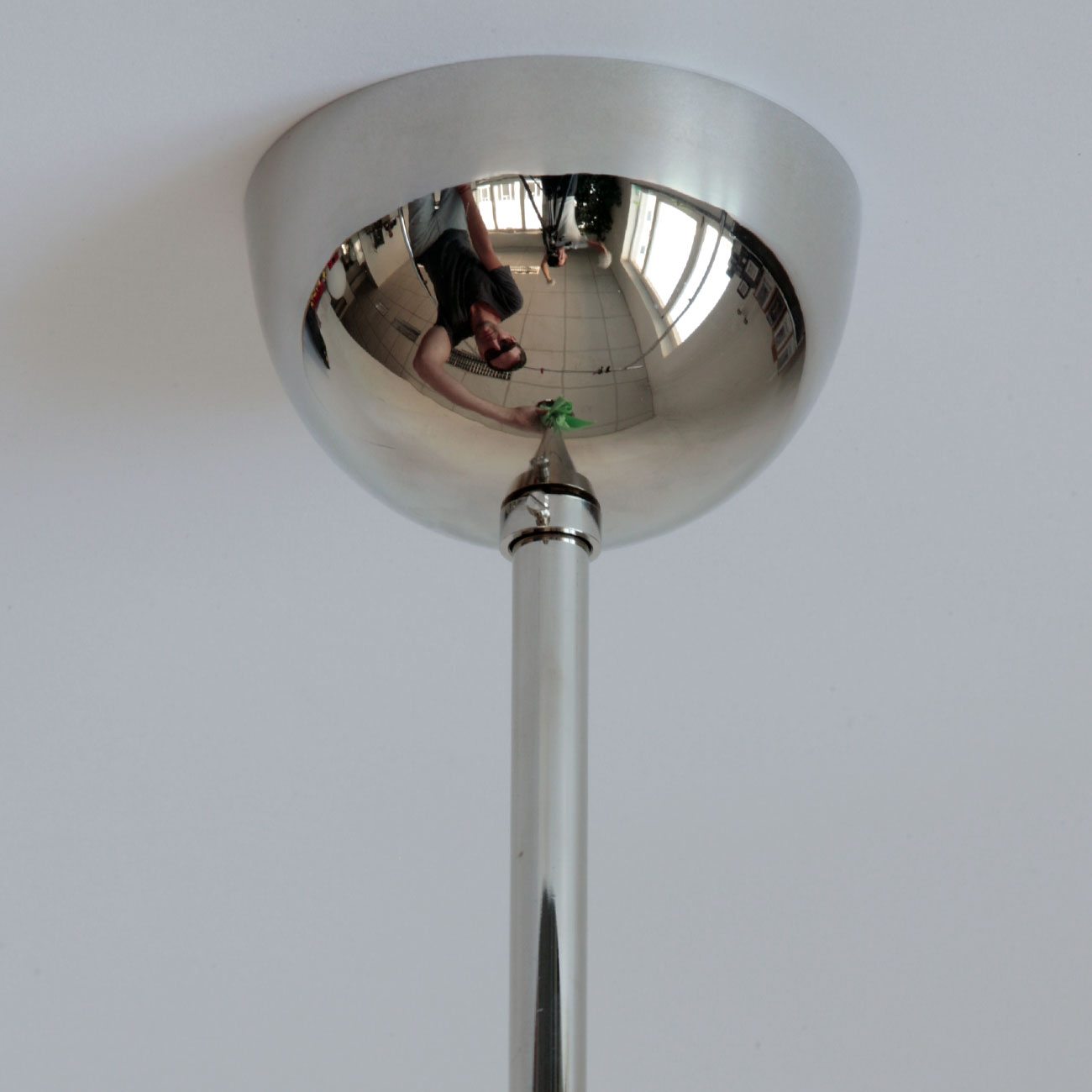 Klassische kleine Art déco-Hängeleuchte mit gestuftem Glasschirm: Baldachin in der Messing-Oberfläche „glänzend vernickelt“