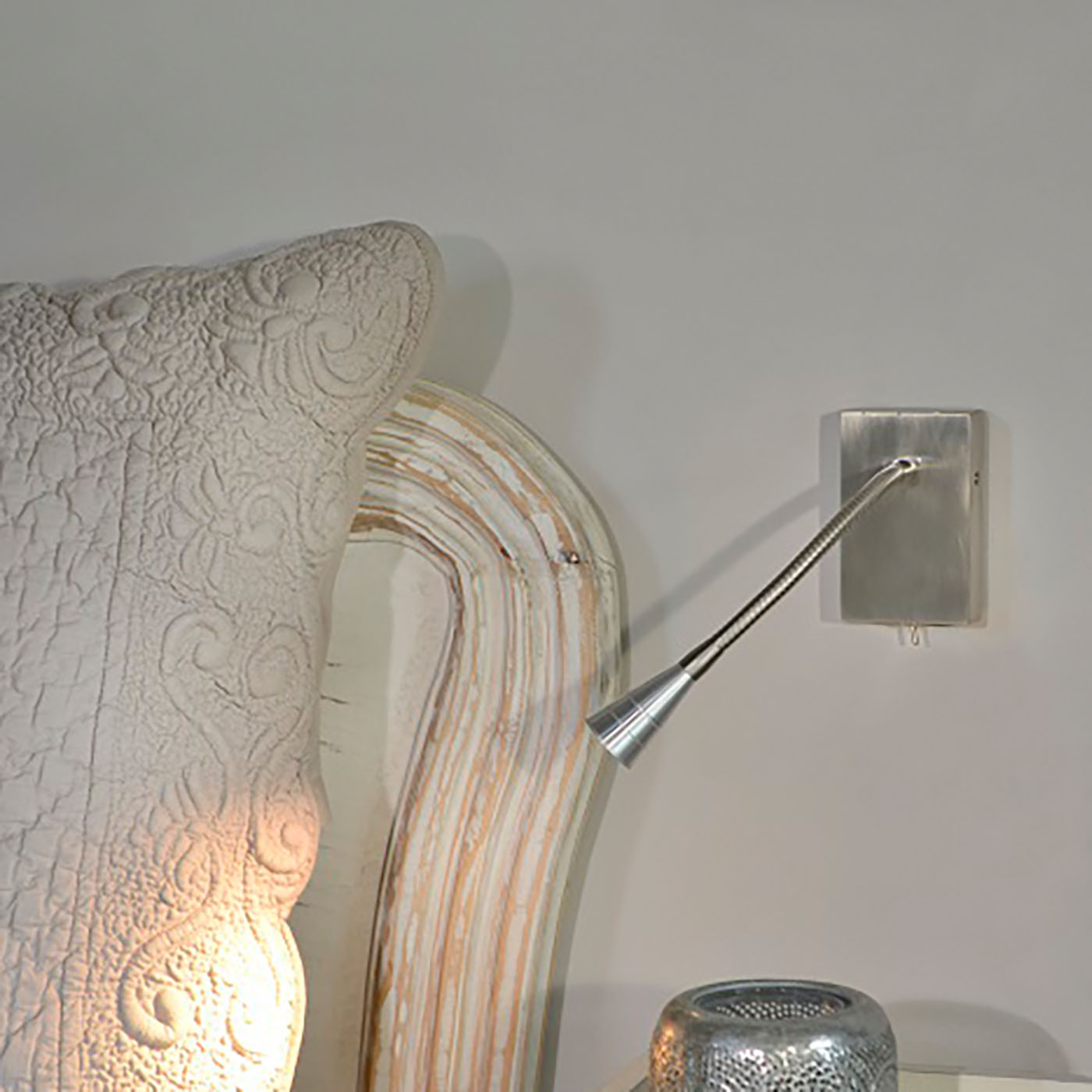 Kleine flexible Leseleuchte aus Messing AL39: Das Modell mit Schalter in Nickel satiniert.