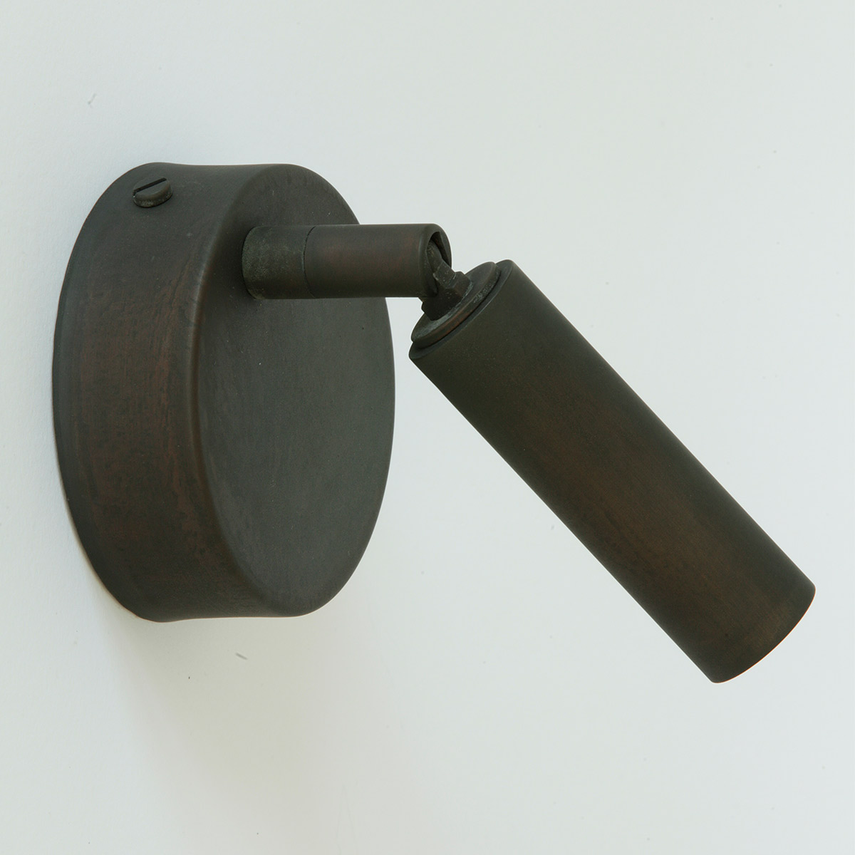 Runder Röhren-Gelenkstrahler aus Messing – Casa Lumi