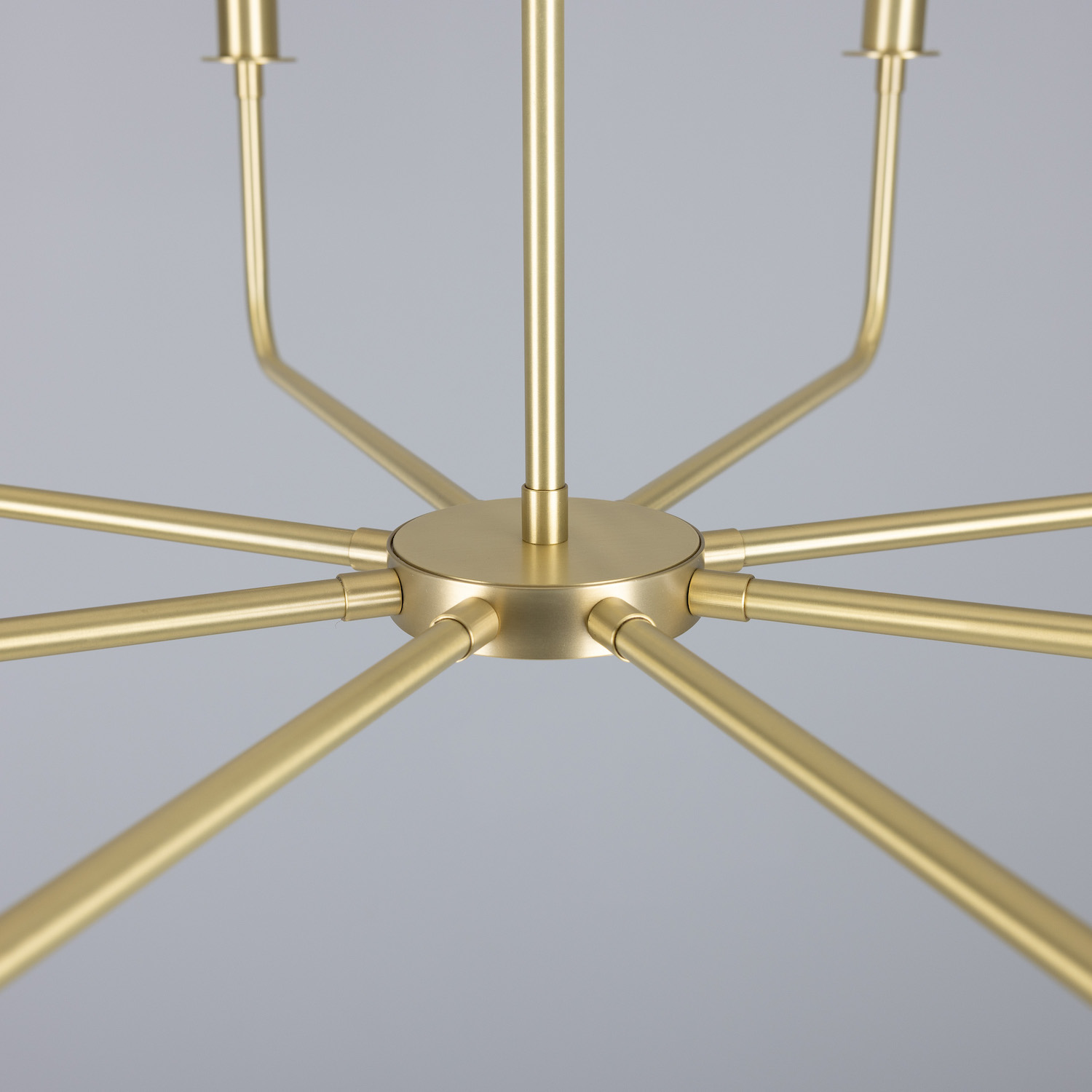 Modern Eight-Light Chandelier: Messing satiniert