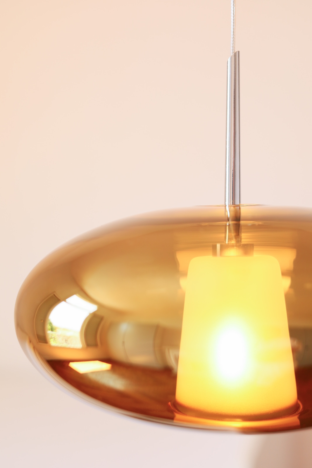 Fig. 2: Das Modell in Gold (eingeschaltet) Reflexion in Gold oder Chrom: Glas-Hängeleuchte aus Frankreich: Das Modell in Gold (eingeschaltet)