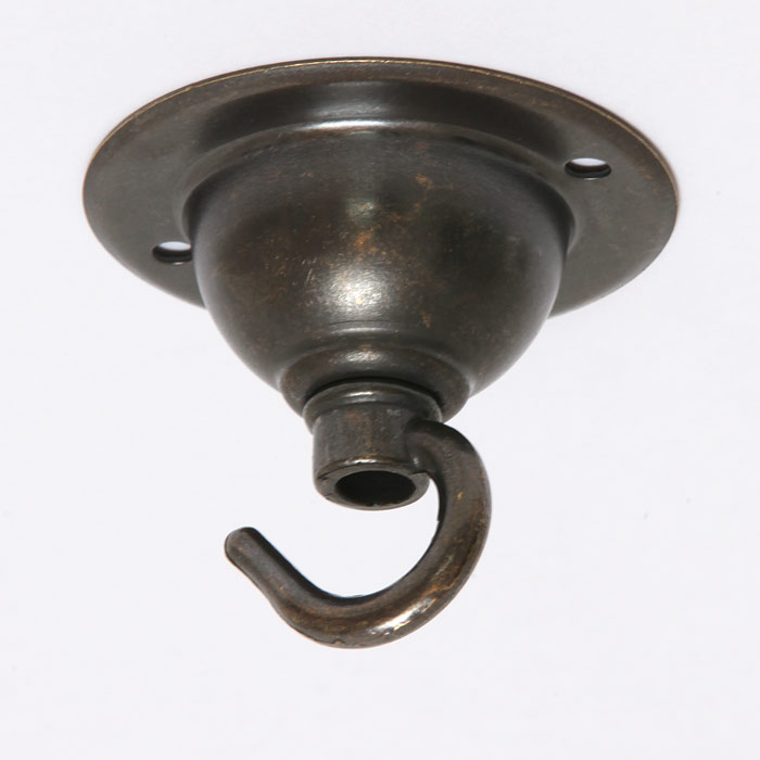 Kleine Stall-Lampe mit Porzellanhalter, Kupfer: Das Bronzeguss-Deckenteil der patinierten Ausführung mit Haken (Ø 65 mm)
