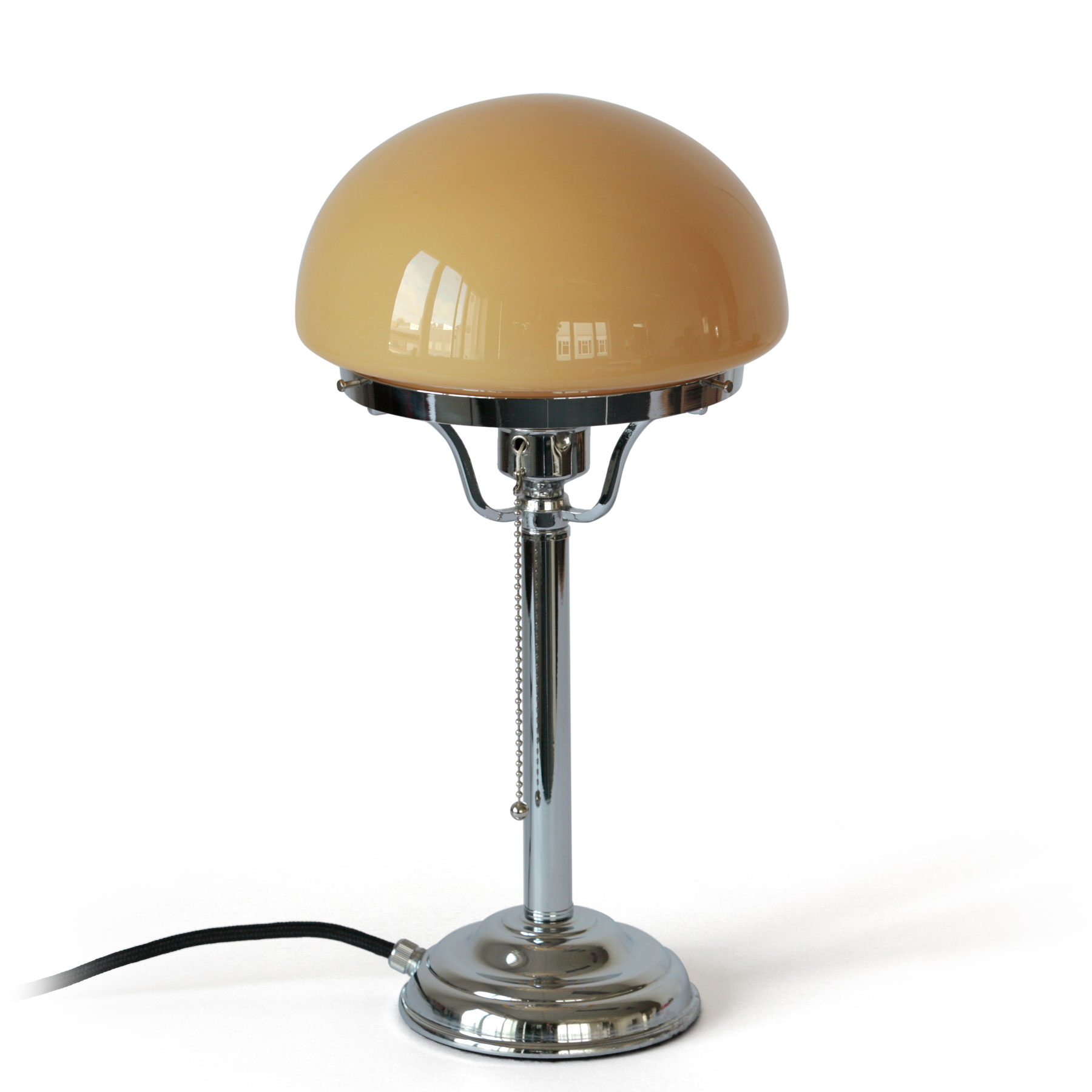 Kleine „Pilz“-Tischleuchte mit Opalglas-Haube (Ø 20 cm): Kleine Pilz-Tischleuchte, hier in Messing glänzend vernickelt, mit cognacfarbenem Opalglas-Schirm