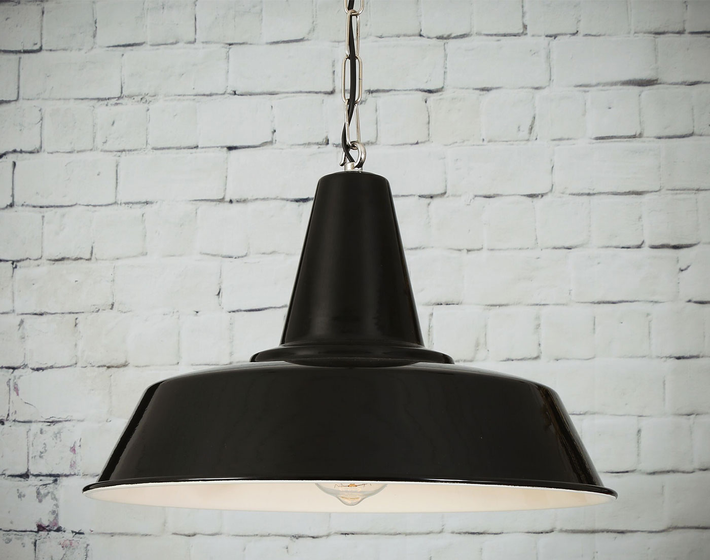Schwarze Industriestil-Pendelleuchte 40 cm mit Kette: Industrial Style-Lampe in typischem Schwarz pulverlackiert, mit vernickelter Kette