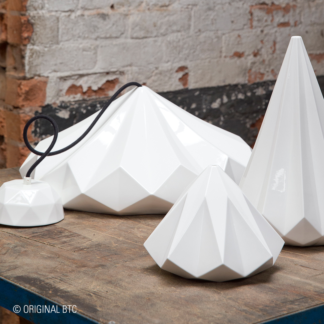 Bild 9: Die Serie HATTON umfasst eine ganze Reihe von Größen und Proportionen, wir beraten Sie gerne. Große Facetten-Hängeleuchten aus Porzellan HATTON 4 & 5: Die Serie HATTON umfasst eine ganze Reihe von Größen und Proportionen, wir beraten Sie gerne.