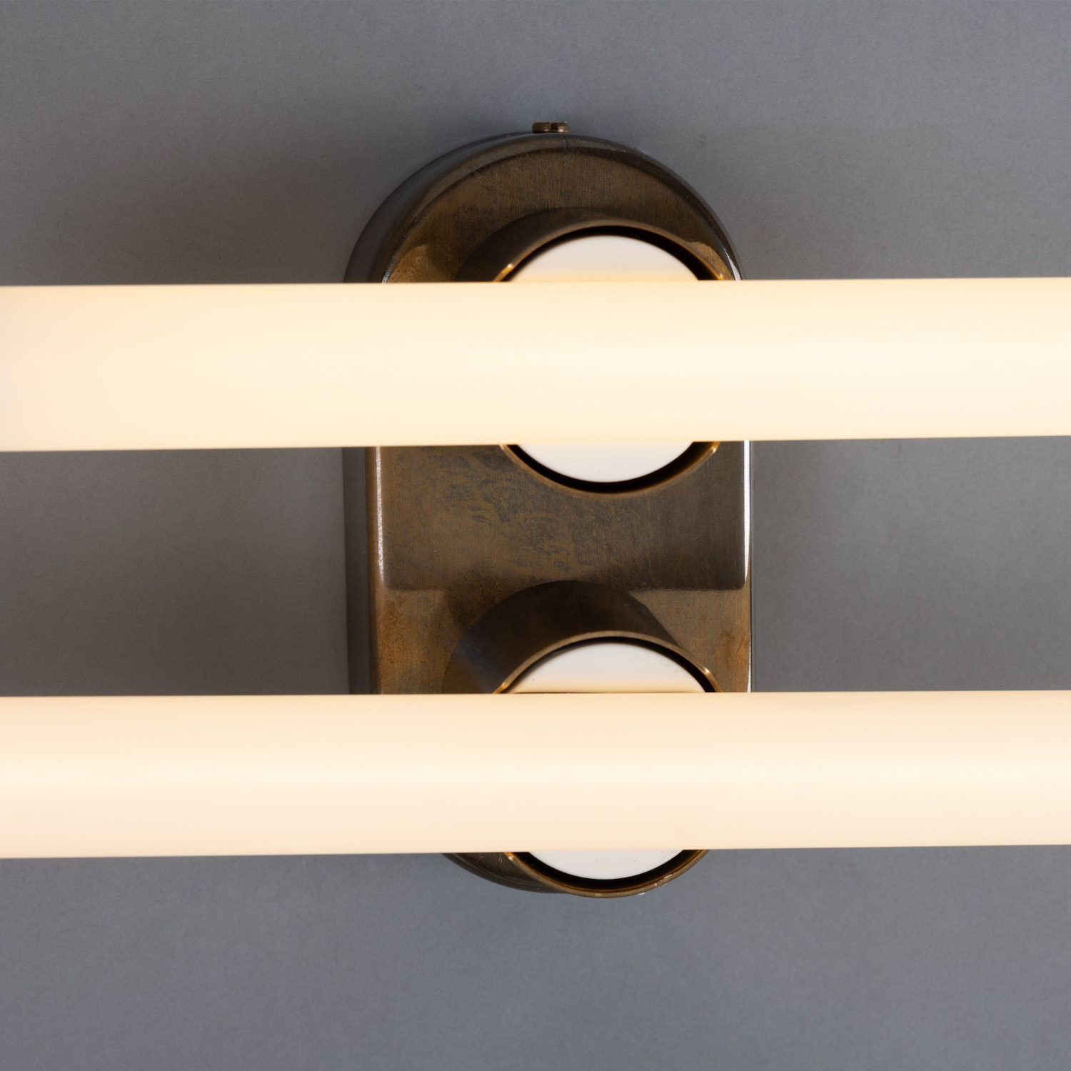 Double Brass Wall or Mirror Light: Alt-Messing patiniert