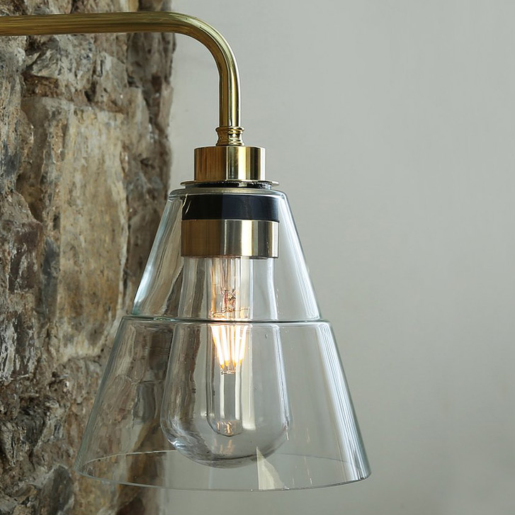 Wasserdichte Wandlampe mit Kegel-Glasschirm, IP65: Die Kegelglas-Wandlampe für das Bad, hier in Messing poliert