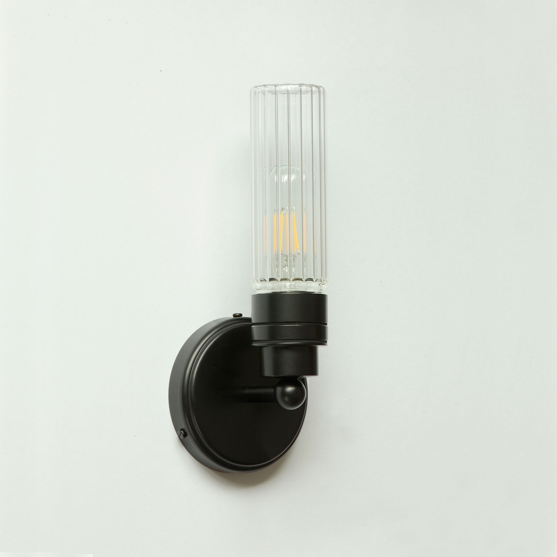 Badezimmer-Wandlampe mit klarem oder prismatischem Glaszylinder, IP65: Bad-Wandleuchte in Schwarz