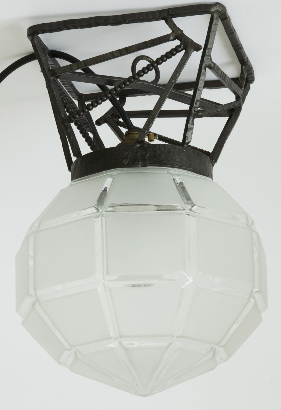 Fig. 2: Art déco-Leuchte mit Deckenhalter aus geschmiedetem Eisen und satiniertem Würfelglas. Antique Art Déco Ceiling Lamp, France, ca. 1920 – SOLD: Art déco-Leuchte mit Deckenhalter aus geschmiedetem Eisen und satiniertem Würfelglas.