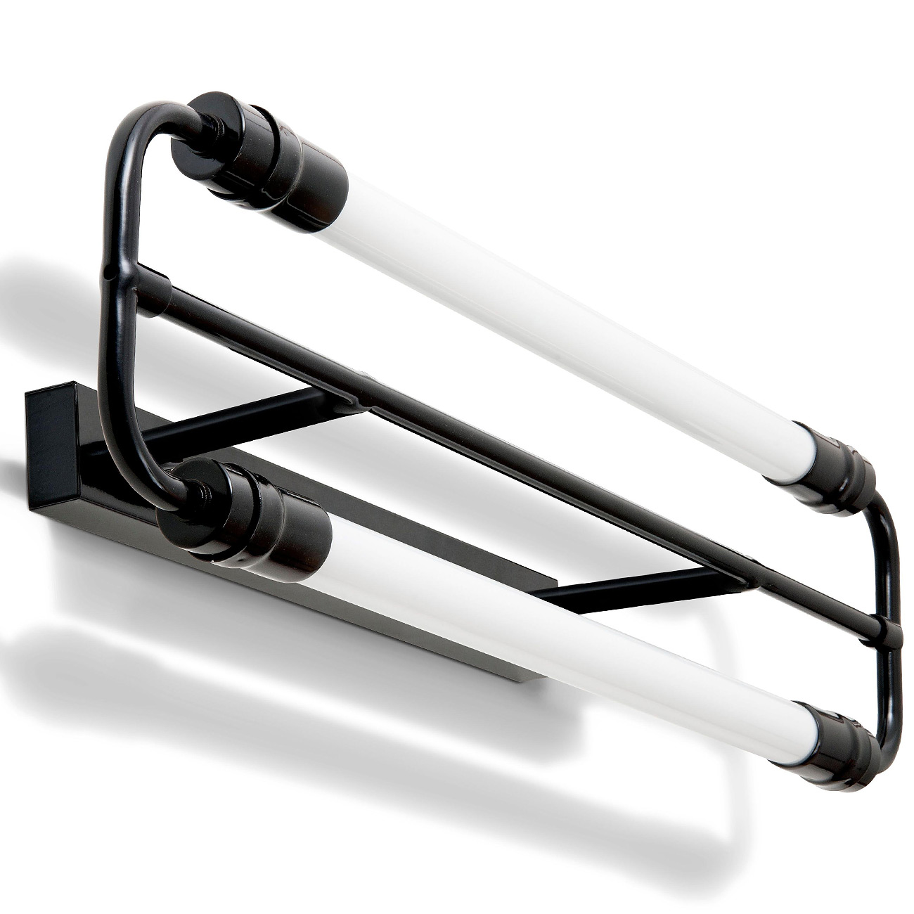 Fig. 3: Auf Anfrage: Das kleine Modell als Sonderanfertigung mit einer Ausladung von 200 mm MANNHEIM II Flat wall light for two fluorescent tubes: Auf Anfrage: Das kleine Modell als Sonderanfertigung mit einer Ausladung von 200 mm