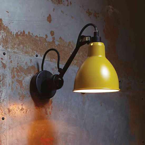 Einstellbare Gelenk-Wandlampe N° 304 mit kurzem Wandarm: Die Gelenkwandleuchte ists auch mit gelbem Reflektor erhältlich