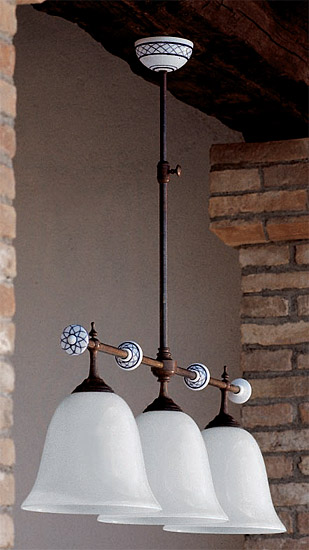 Landhaus-Tischbeleuchtung: Balkenleuchte mit drei Glasschirmen CARACOI: Ausführung mit handbemalter Keramik und glattem Glasschirm