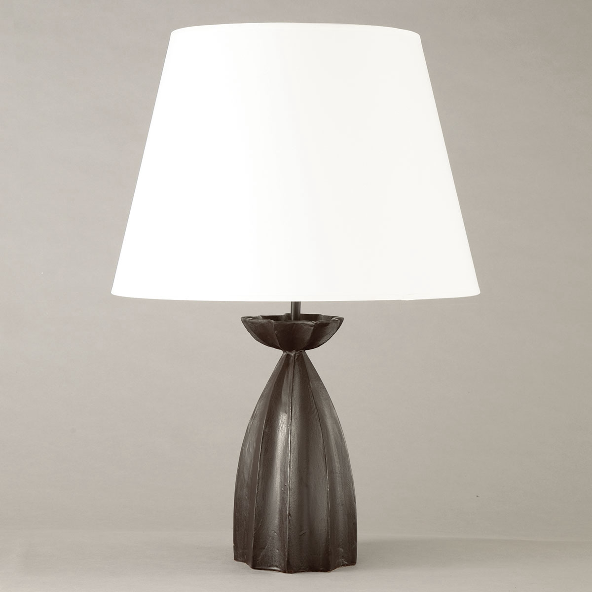 Bronzeguss-Tischlampe KALIS aus Frankreich  Bronzeguss-Tischlampe KALIS aus Frankreich