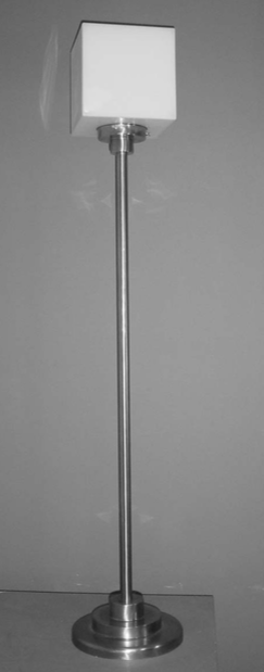 Art déco-Standleuchte mit opalem Würfel-Glas, 134 cm: Stehleuchte mit Würfelförmigem Glas, hier matt vernickelt. Höhe: 134 cm