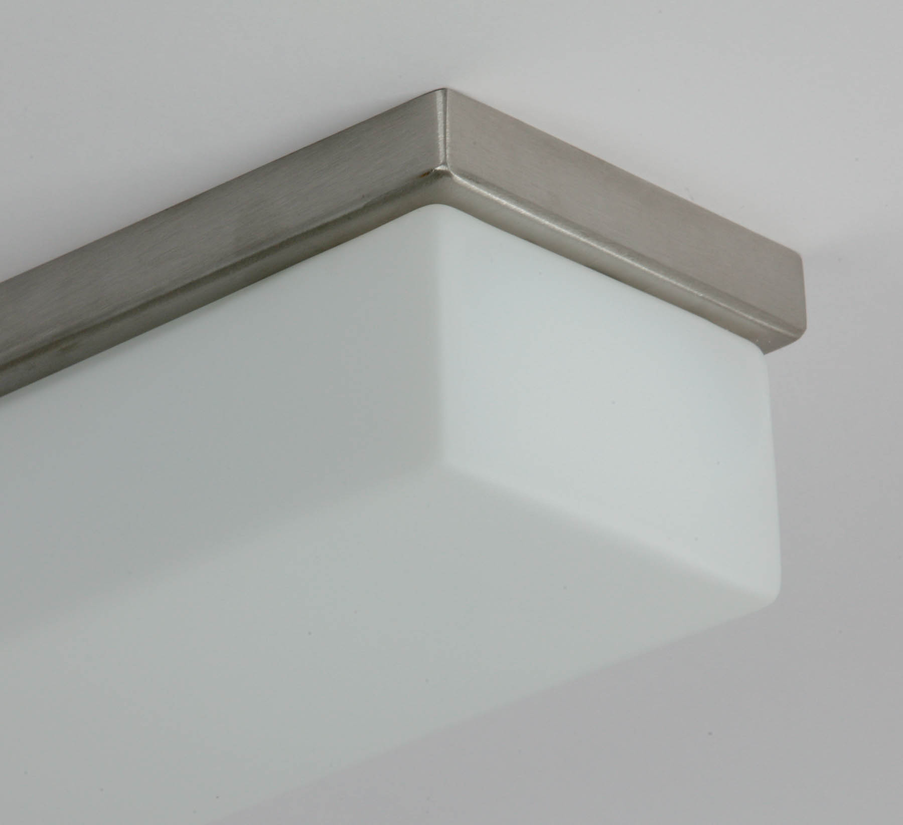 Long opal glass ceiling fitttng SYLVA rounded (61 cm): Edelstahl satiniert hier in der ebenfalls erhältlichen Version mit eckigem Glas 