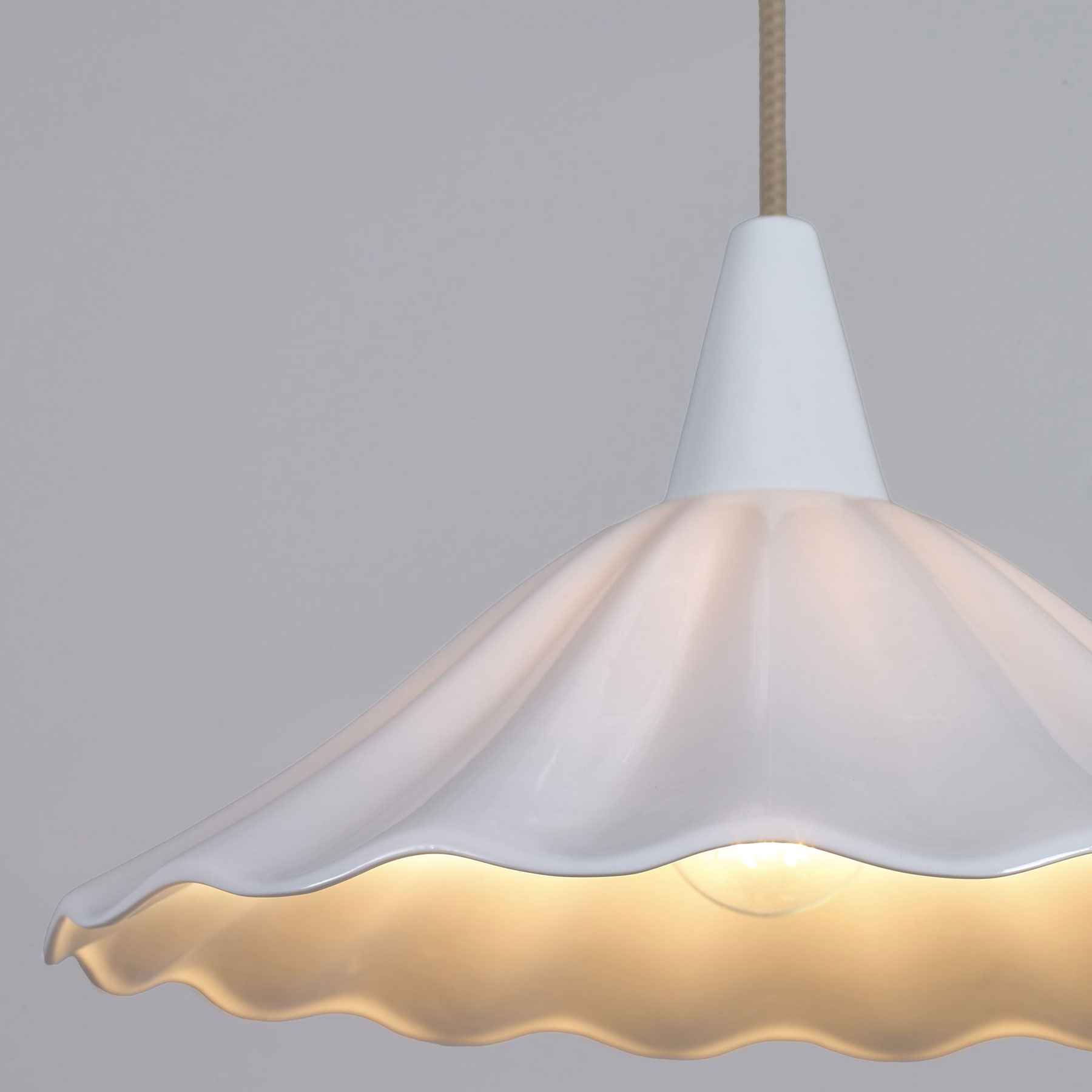 Tisch-Hängeleuchte mit gewelltem Porzellanschirm CHRISTIE 36, Bild 4 Tisch-Hängeleuchte mit gewelltem Porzellanschirm CHRISTIE 36, Bild 4