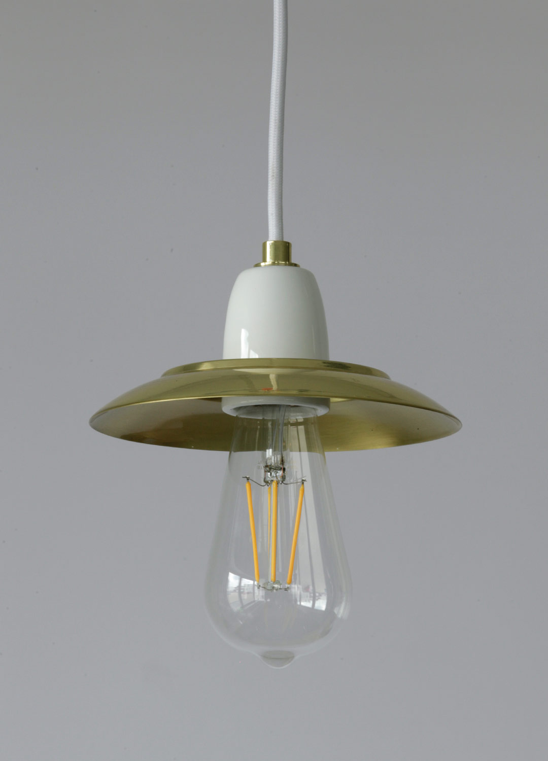 Moderne Fassungs-Hängeleuchte mit kleinem Schirm: Die kleine Pendelleuchte mit Keramikfassung ist prädestiniert für dekorative „Edison“-Glühbirnen