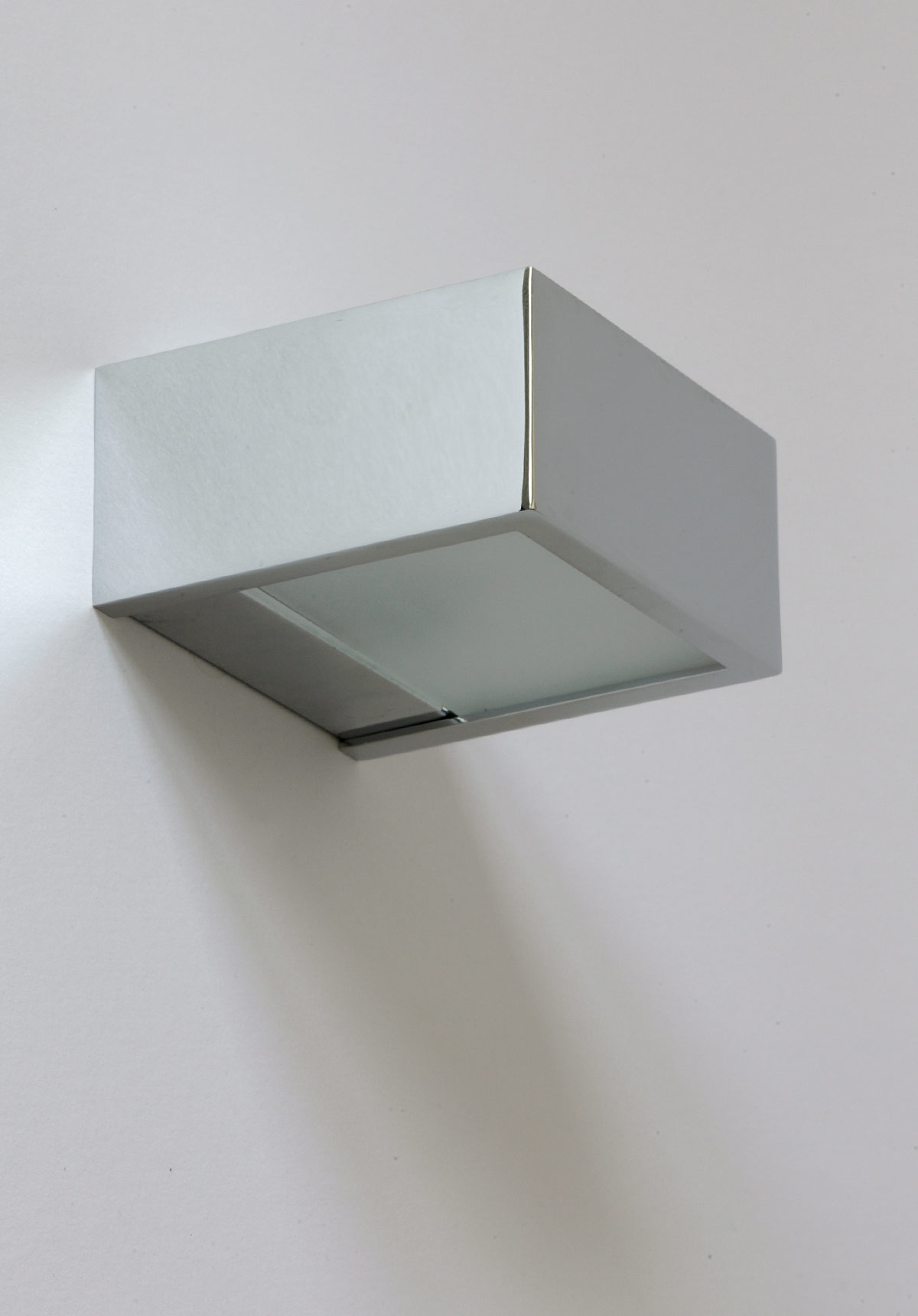 Fig. 12: Verchromte Bad-Wandleuchte mit Up-Down-Licht (10 cm Breite – nur noch als Halogenversion auf Anfrage) QUAD Mirror wall light for bathrooms, widths from 15 to 150 cm: Verchromte Bad-Wandleuchte mit Up-Down-Licht (10 cm Breite – nur noch als Halogenversion auf Anfrage)