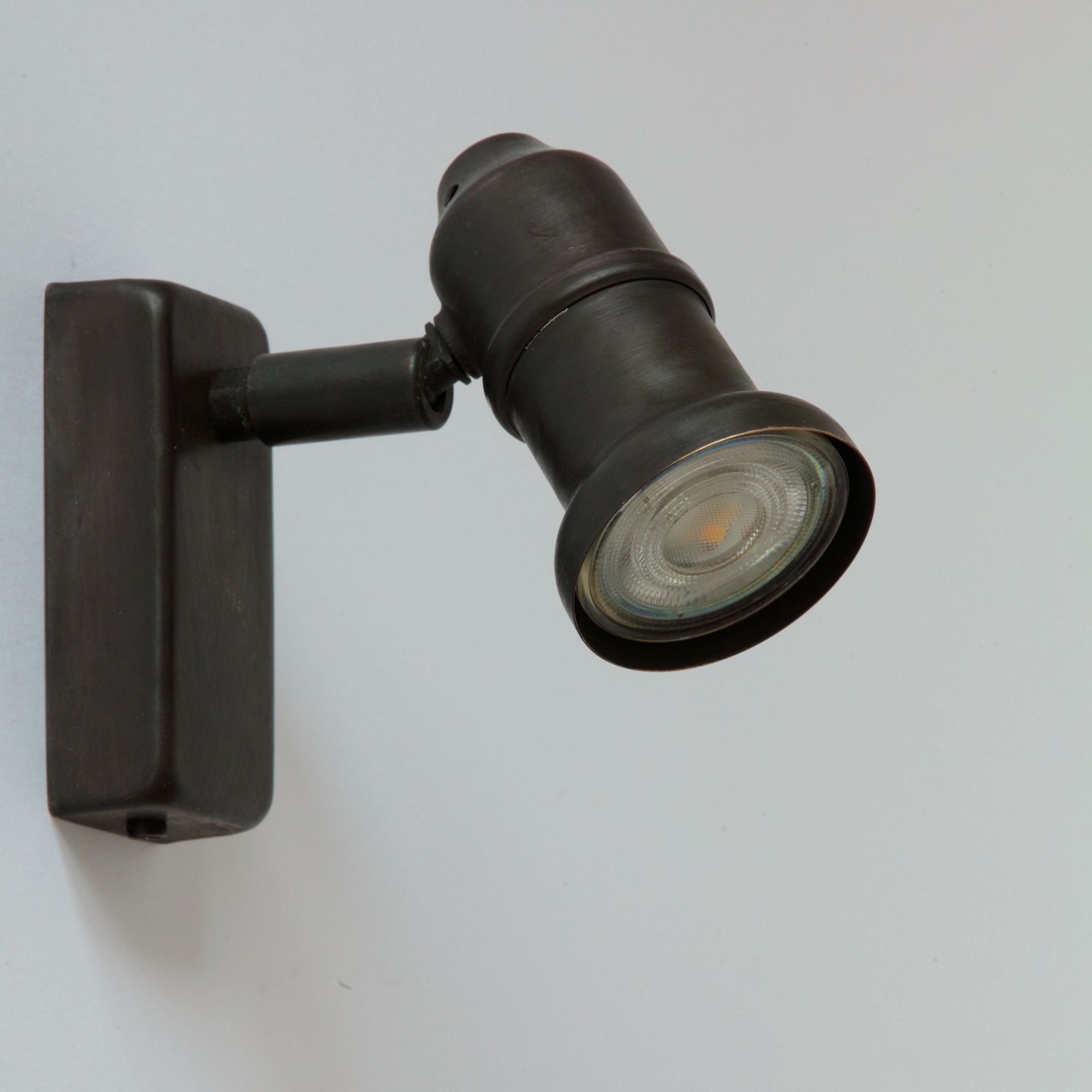 Bild 6: Per Gelenk verstellbarer, handgefertigter Wand-Strahler aus Messing ROND Exklusiver Messing-Wandspot aus Frankreich: Per Gelenk verstellbarer, handgefertigter Wand-Strahler aus Messing