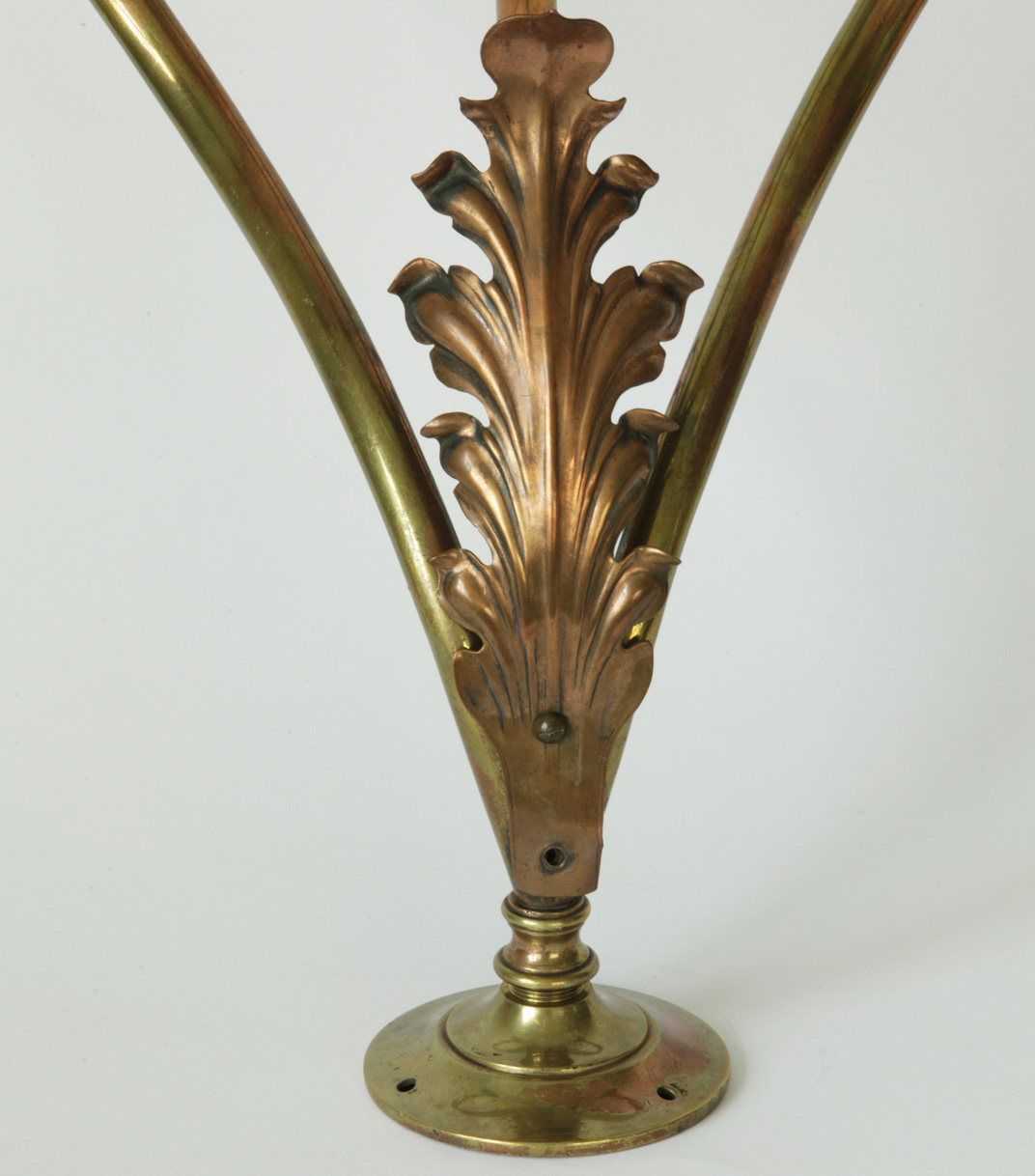 Fig. 2: Florales Dekor aus Kupfer Antique Art Nouveau Wall Lamp, Germany, ca. 1900 - SOLD: Florales Dekor aus Kupfer