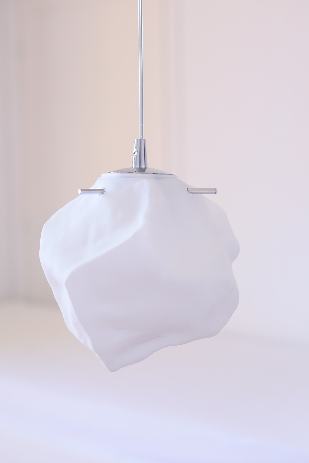 Pendelleuchte mit unregelmäßigem, weißem Struktur-Glas, Fig. 5 Pendelleuchte mit unregelmäßigem, weißem Struktur-Glas, Fig. 5