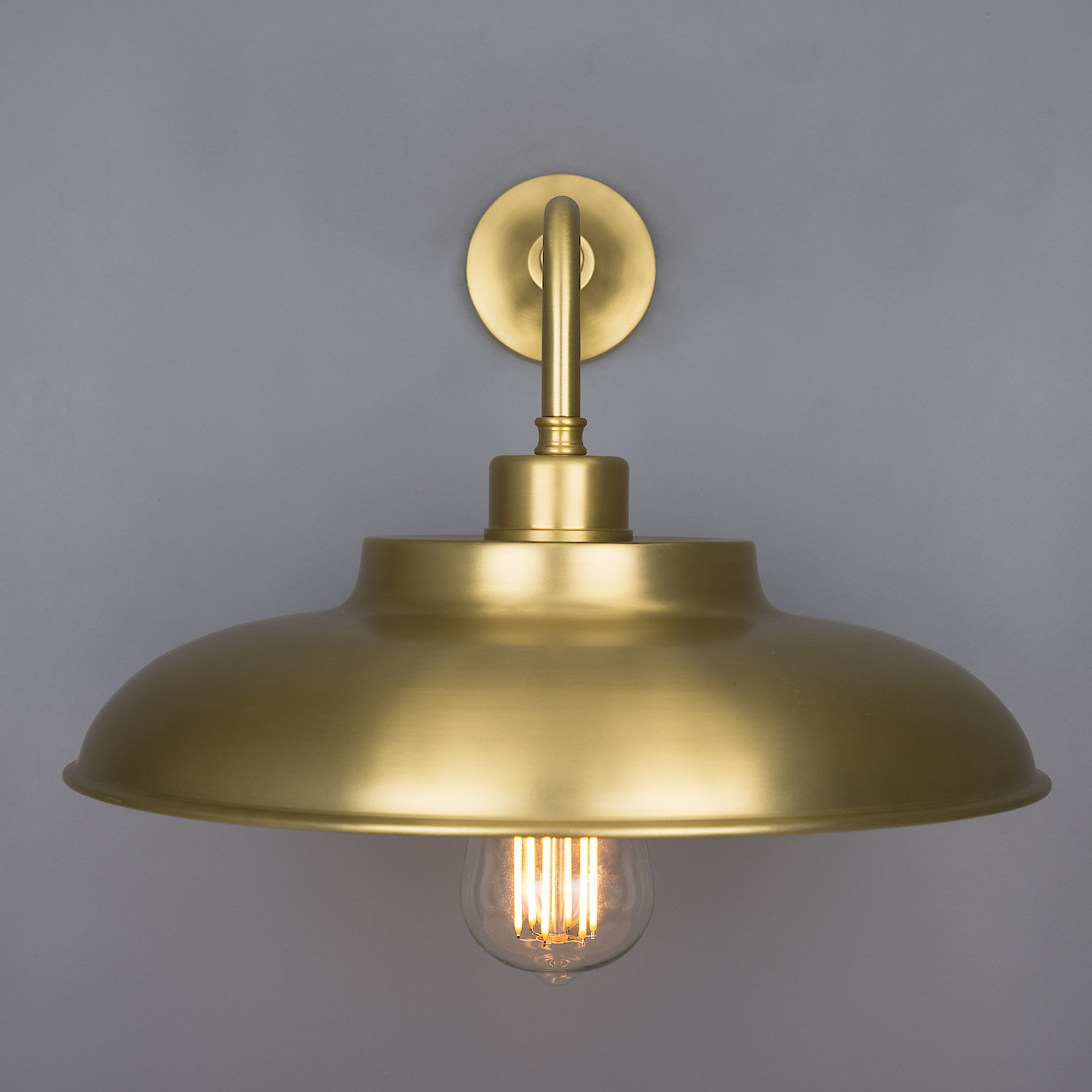 Industrial Wall Sconce With Flat Brass Shade: Messing satiniert