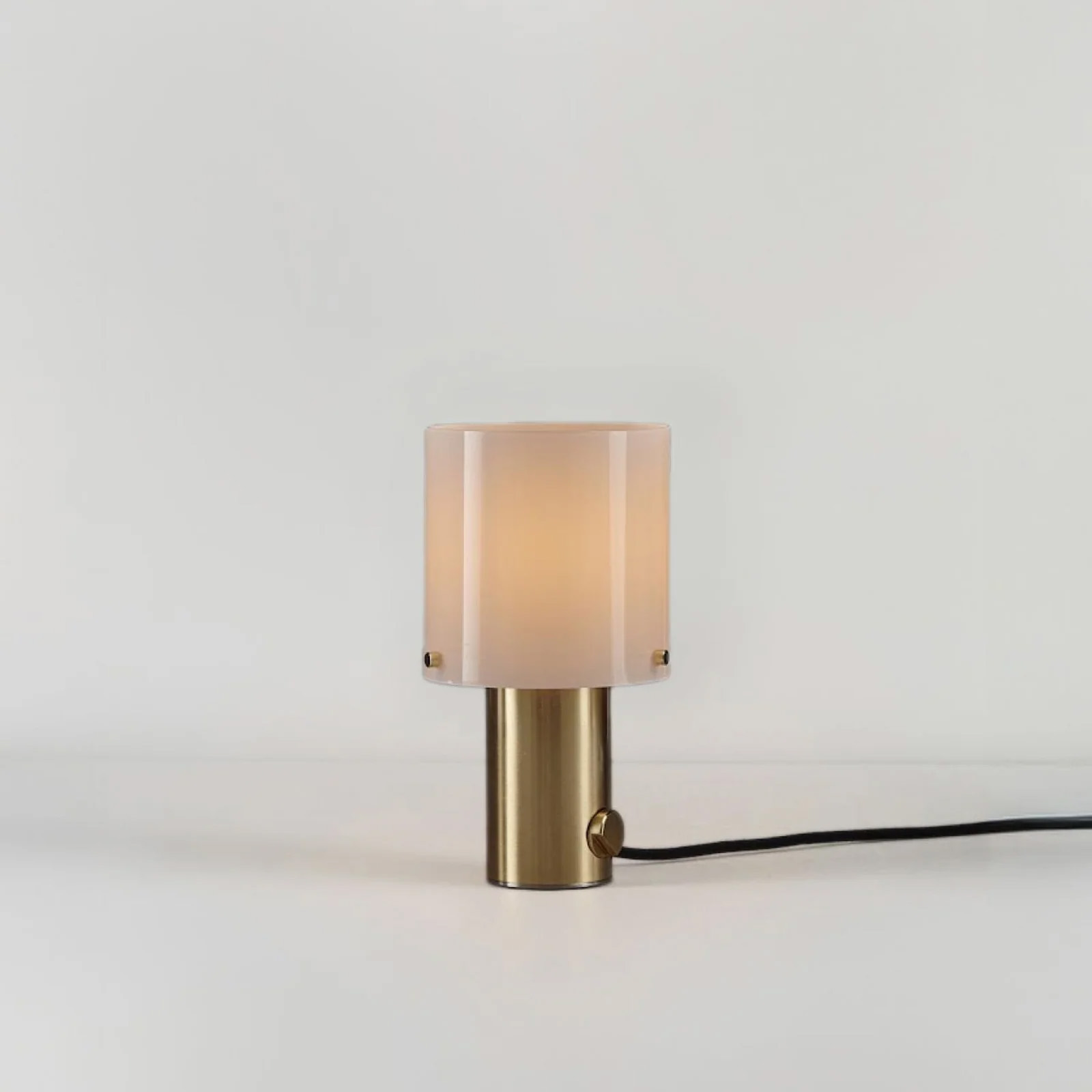 Runde Tischleuchte WALTER mit Messing- oder Kupfersockel und Dimmer, Bild 4