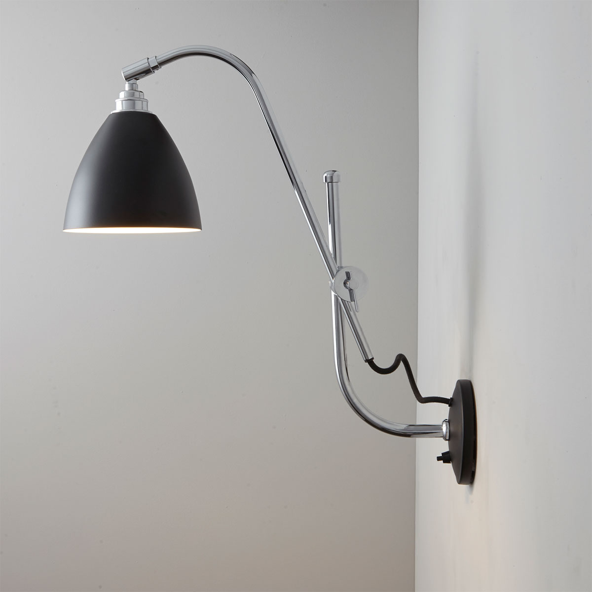 Bild 5: Wandleuchte in Schwarz Wandleuchte mit Gelenk-Auslegerarm im Bauhaus-Stil TASK: Wandleuchte in Schwarz