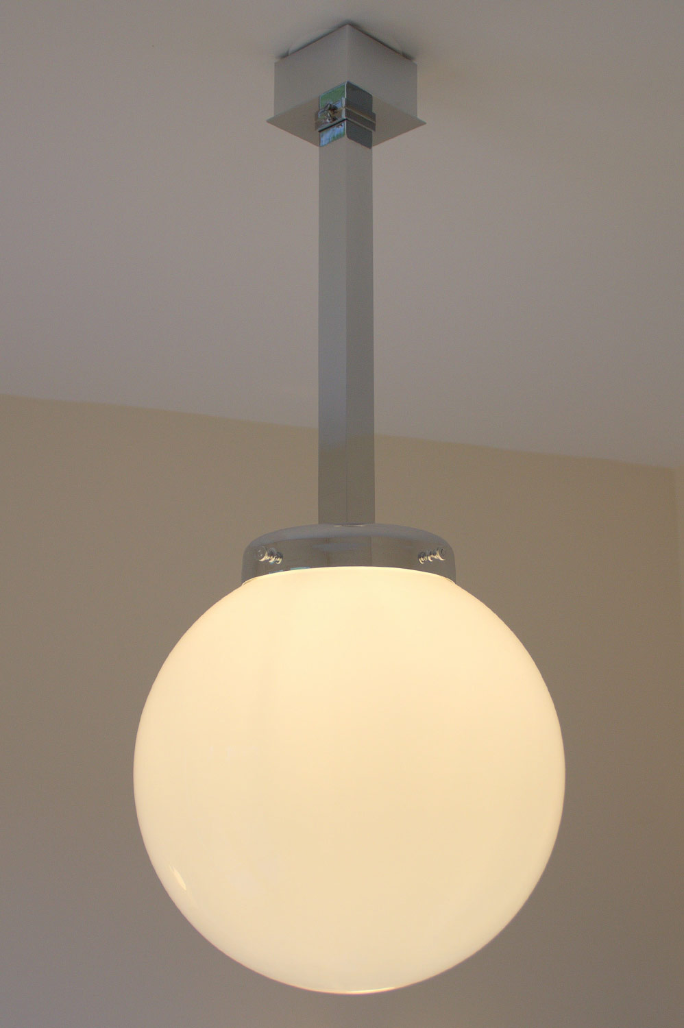 Deckenleuchte mit Opalglas-Kugel an Vierkant-Aufhängung, Ø 20 bis 40 cm, Bild 5 Deckenleuchte mit Opalglas-Kugel an Vierkant-Aufhängung, Ø 20 bis 40 cm, Bild 5