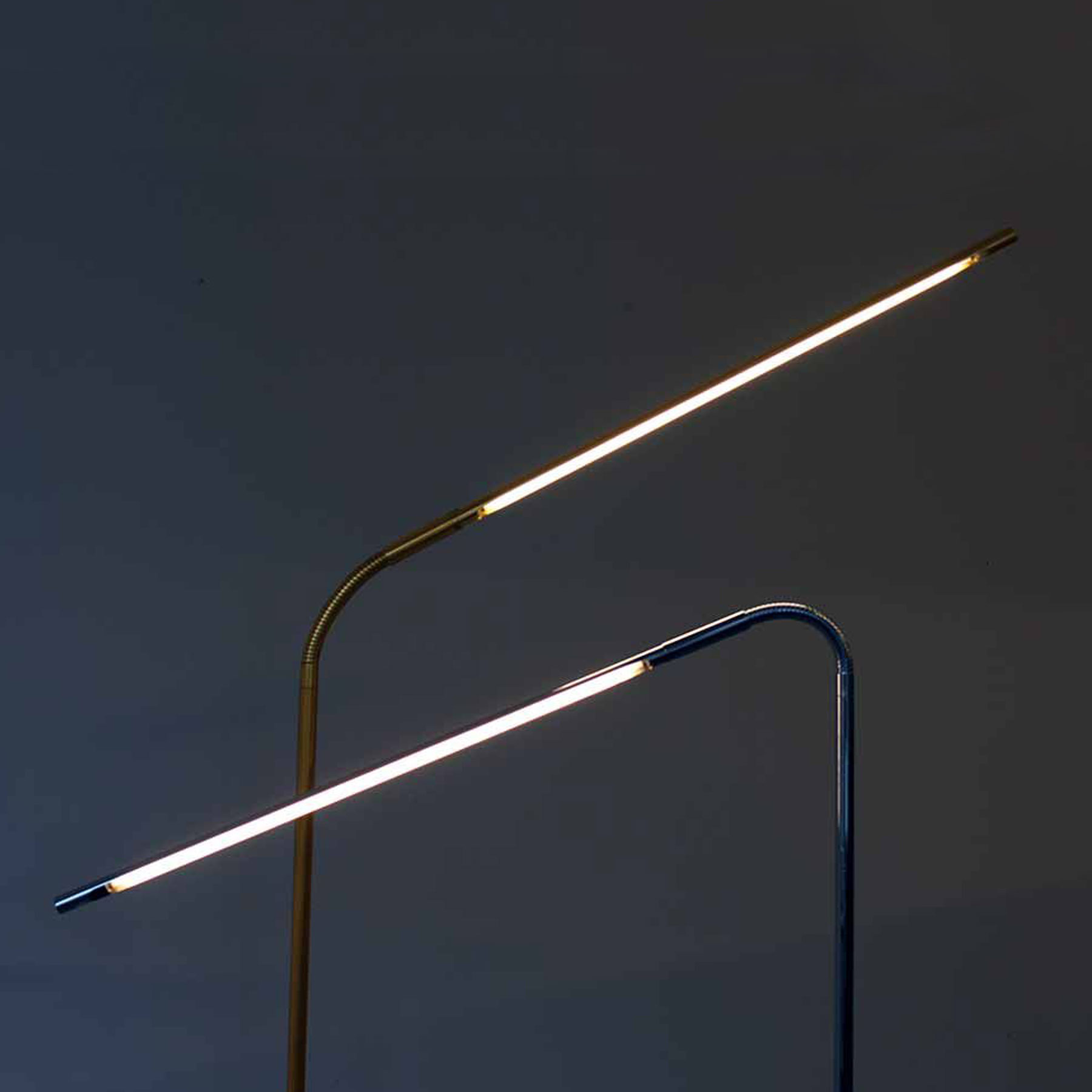 Exklusive LED-Stehleuchte ACUS neigbarem Leuchtrohr