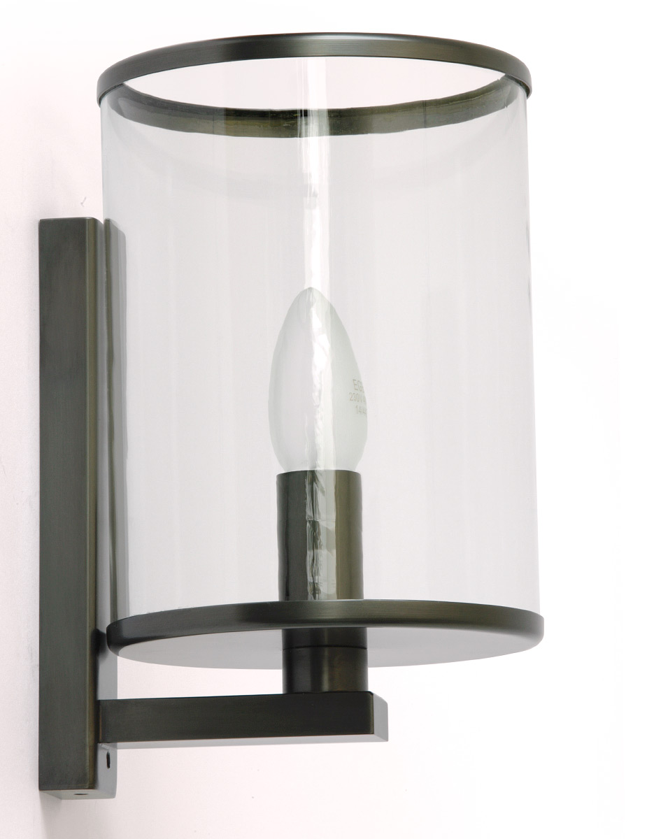 Elegante Glaszylinder-Wandleuchte aus Frankreich: Manufaktur-Wandlampe mit Zylinder aus Glas und Messing (Kanoneneisen-Patina)