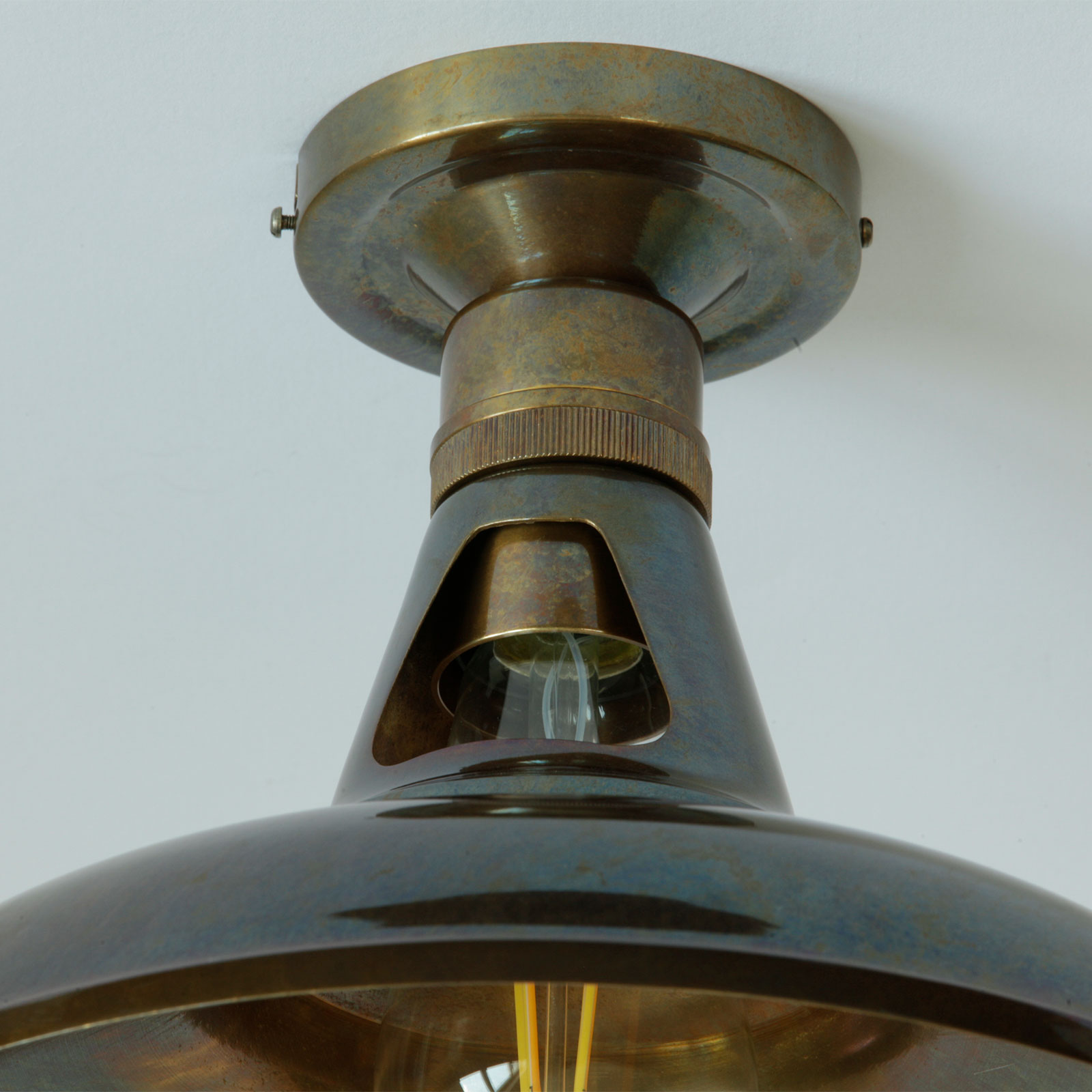 Messing-Deckenlampe mit offenem Dom, Ø 30 cm: Schöne Lichtwirkung durch den offenen Dom mit „Edison“-Leuchtmittel, Alt-Messing patiniert