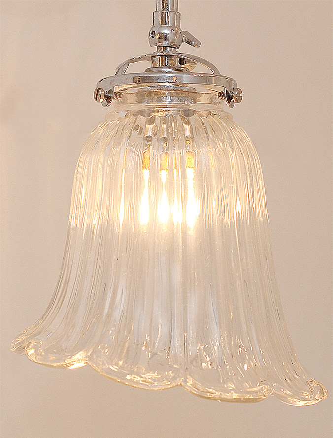 Zierliche Glas-Wandlampe am geschwungenen Arm: Glashalter mit dem asymmetrischen, floralem, klaren Glas (Nr. 350) bei Licht