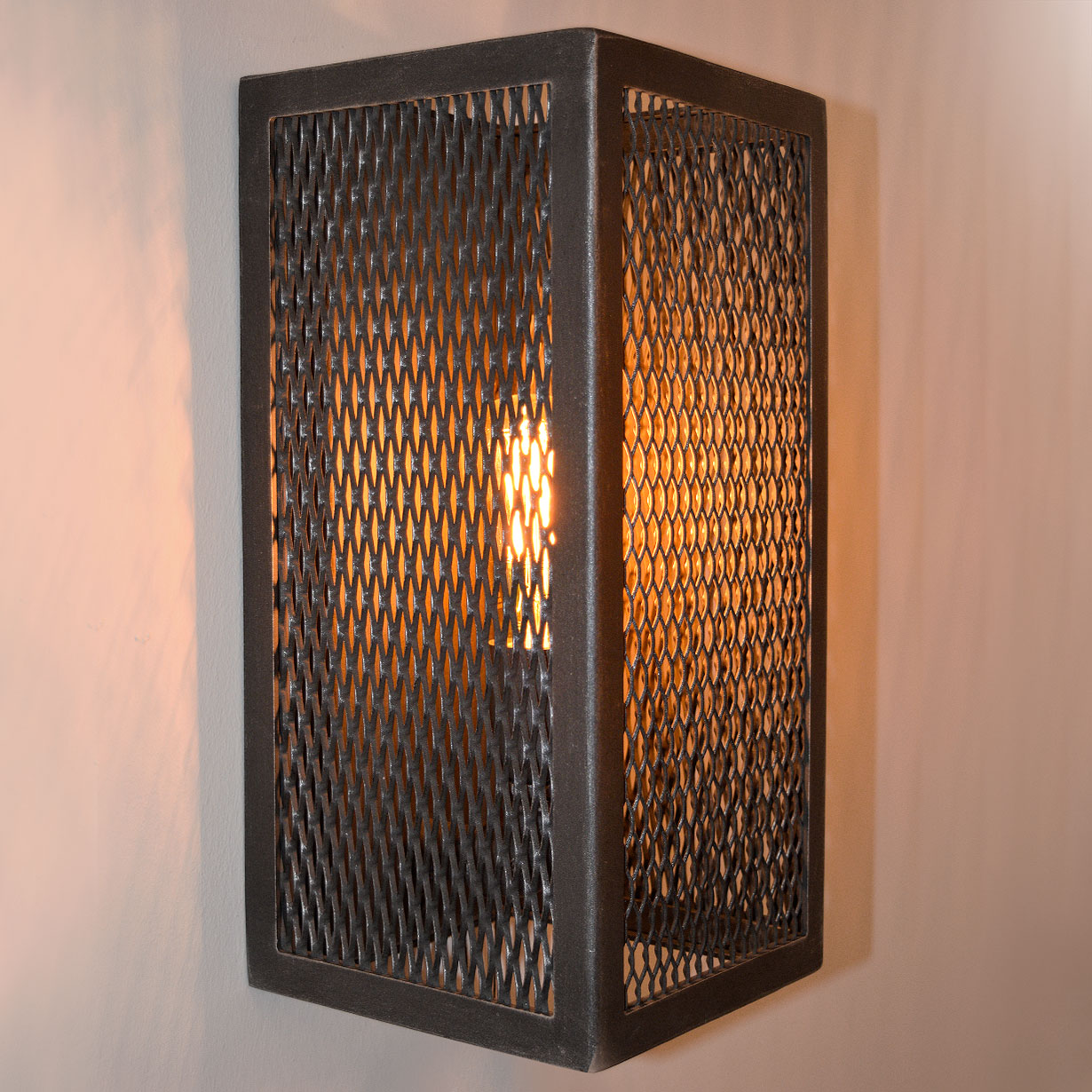 Vergitterte Kasten-Wandleuchte aus Schmiedeeisen Vergitterte Kasten-Wandleuchte aus Schmiedeeisen