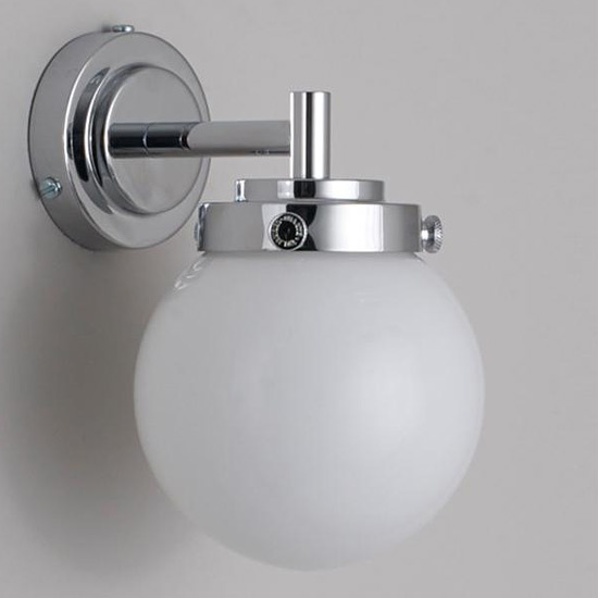 Kleine Glaskugel-Wandleuchte mit opalem Glas Ø 12 cm: Nicht nur für das Bad: Kleine Wandlampe mit opalem Kugel-Glas