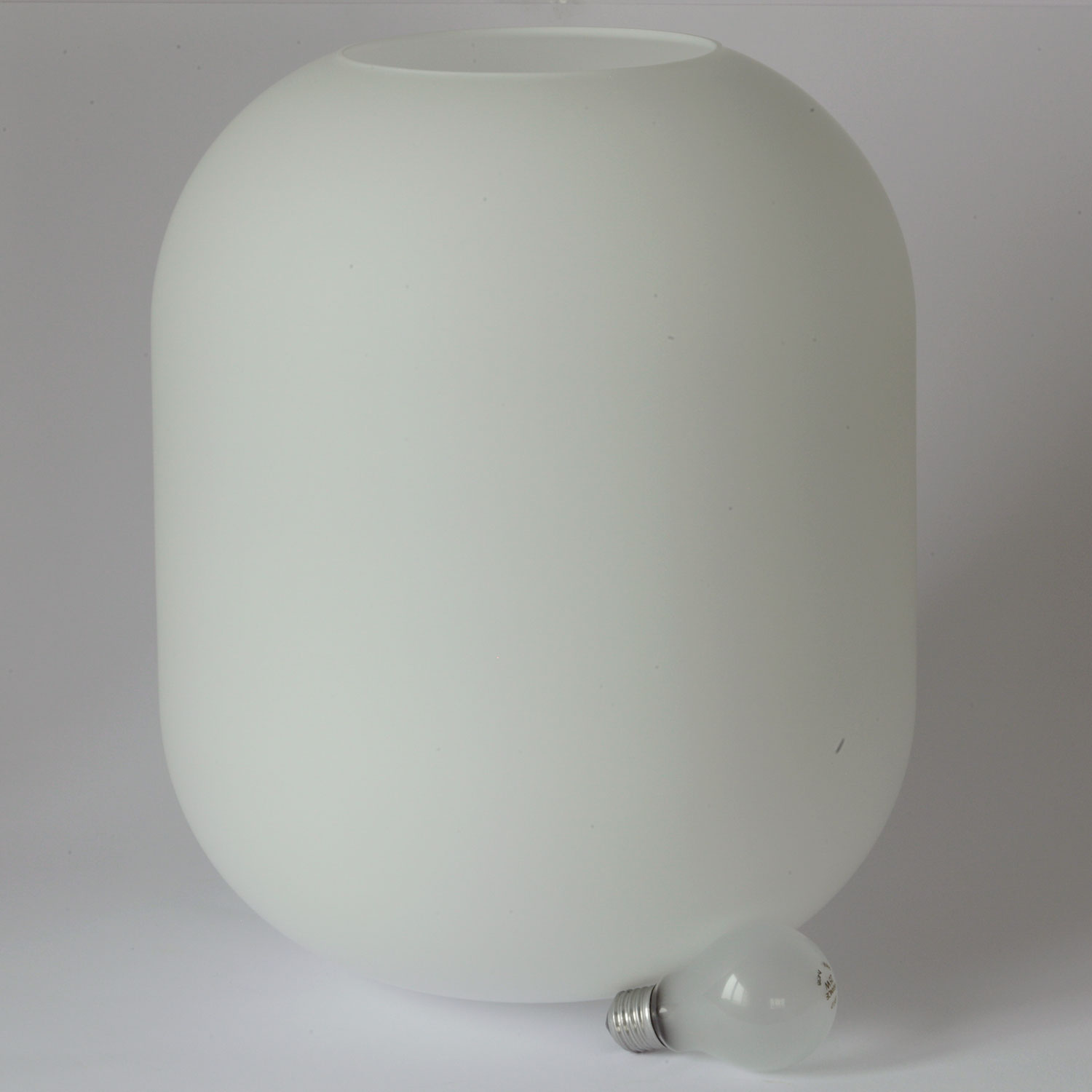 Große, voluminöse Opalglas-Hängeleuchte TAJA: Schon in Größe S mit Ø 32 cm eine große Hängeleuchte