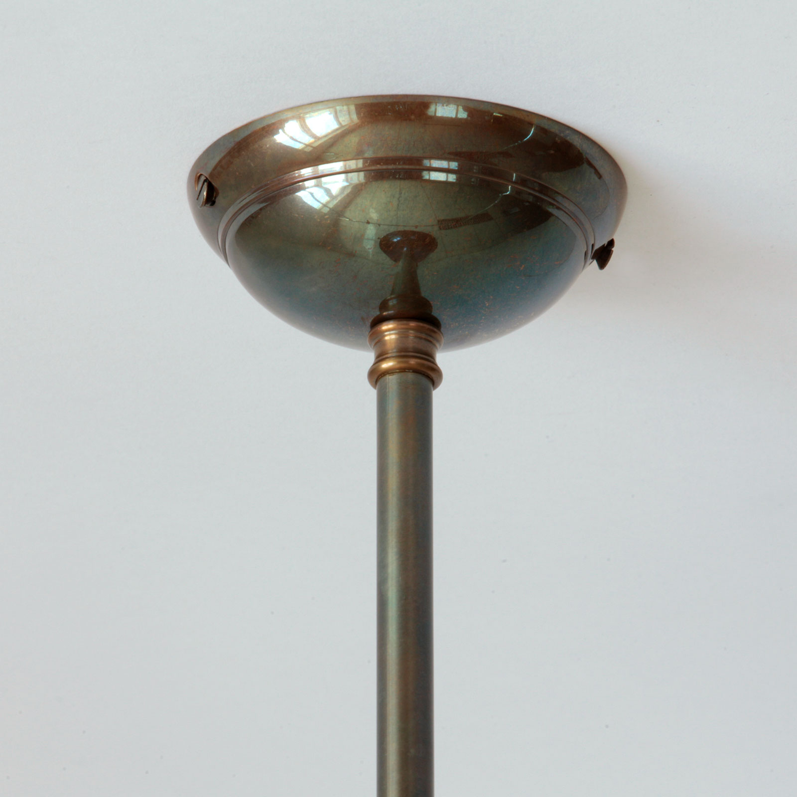 Industriestil-Leuchter mit fünf einstellbaren Messingreflektoren: Das Deckenteil der Pendelrohr-Aufhängung (Alt-Messing patiniert, max. 50 cm Rohr)