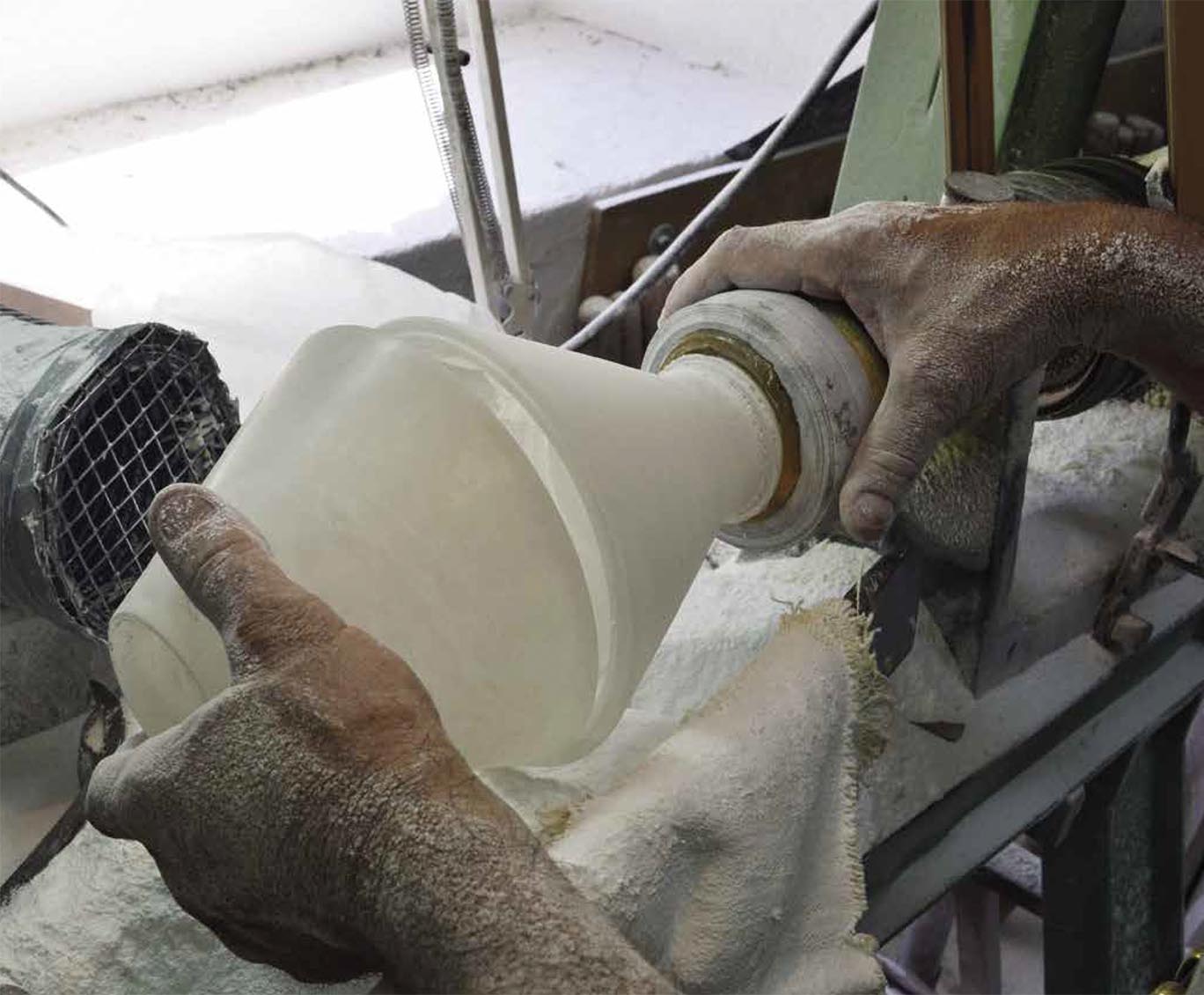 Italienische Luxus-Tischleuchte aus Alabaster und Marmor CHRONOS: Alabaster muss mit großer Sorgfalt von erfahrenen Handwerkern verarbeitet werden
