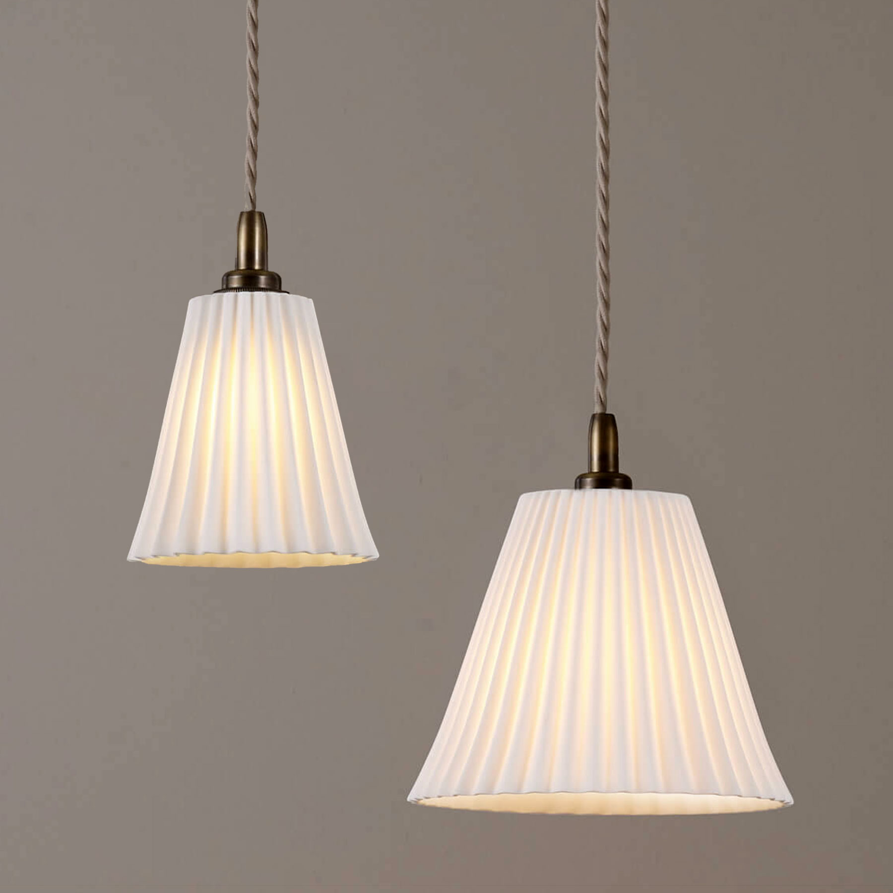 Charming Pleated China Pendant Light PLEAT, two sizes: Die hübsch plissierte Pendelleuchte PLEAT mit mattem, zartem Keramik-Schirm gibt es in zwei Größen.