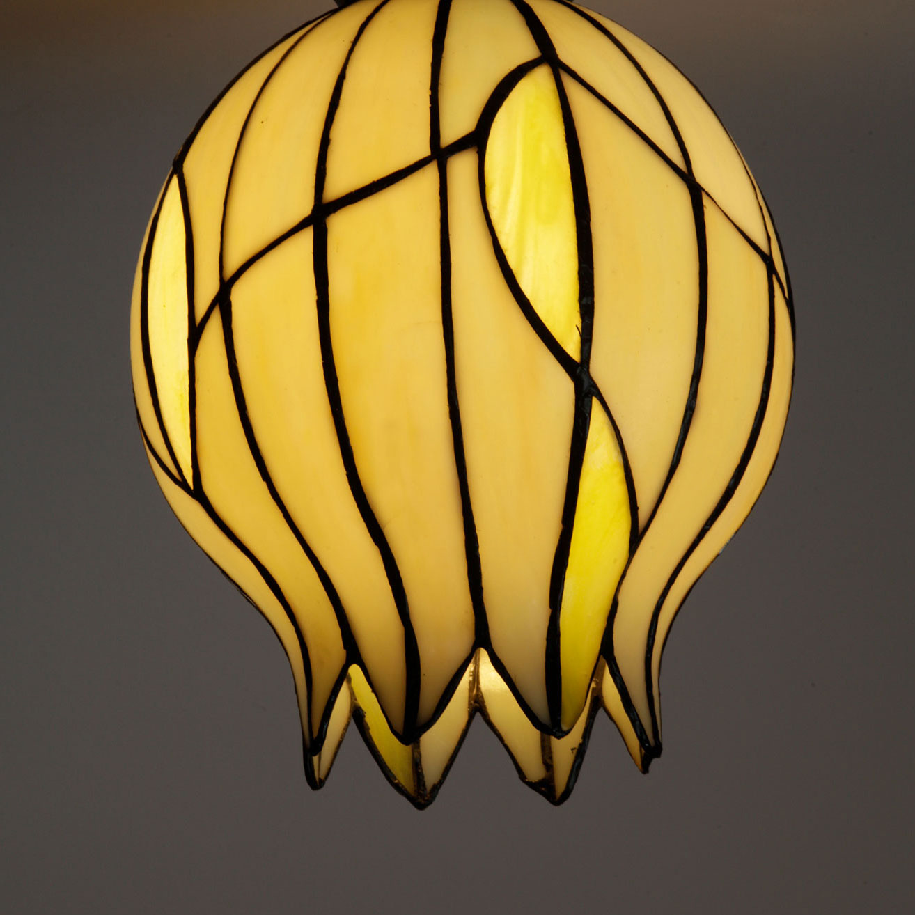 Tiffany-Hängeleuchte mit knospenförmigem Glasschirm, Bild 3