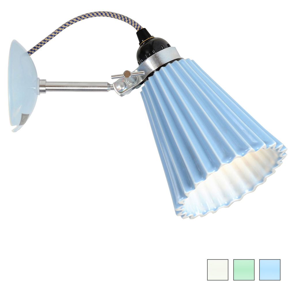 Kleine Wandlampe mit geriffeltem Porzellanschirm: blaues Porzellan