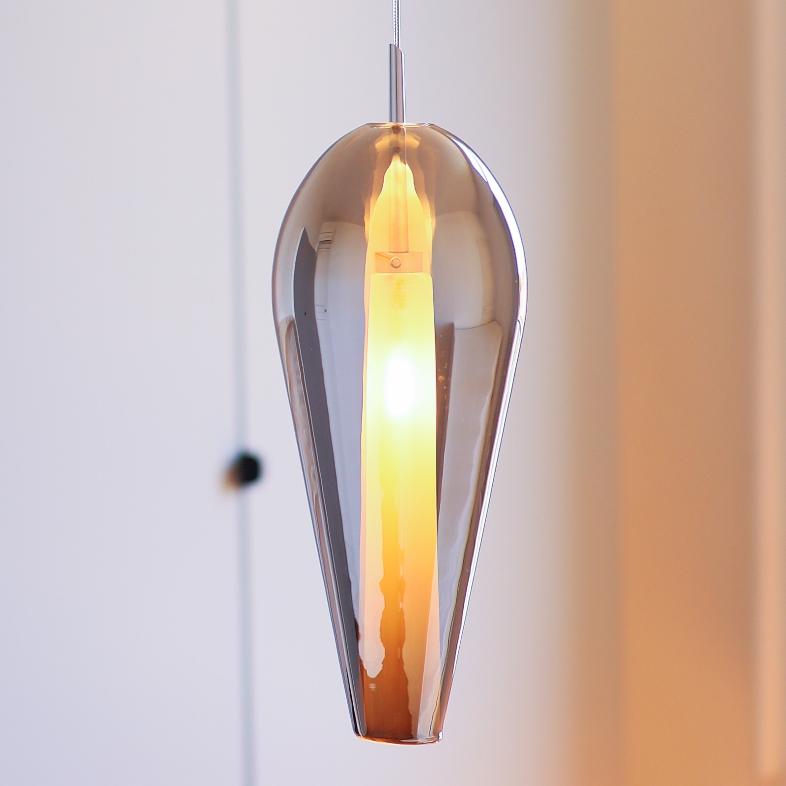 Schlanke Pendelleuchte ALEGRIA mit metallischem Spiegelglas Schlanke Pendelleuchte ALEGRIA mit metallischem Spiegelglas