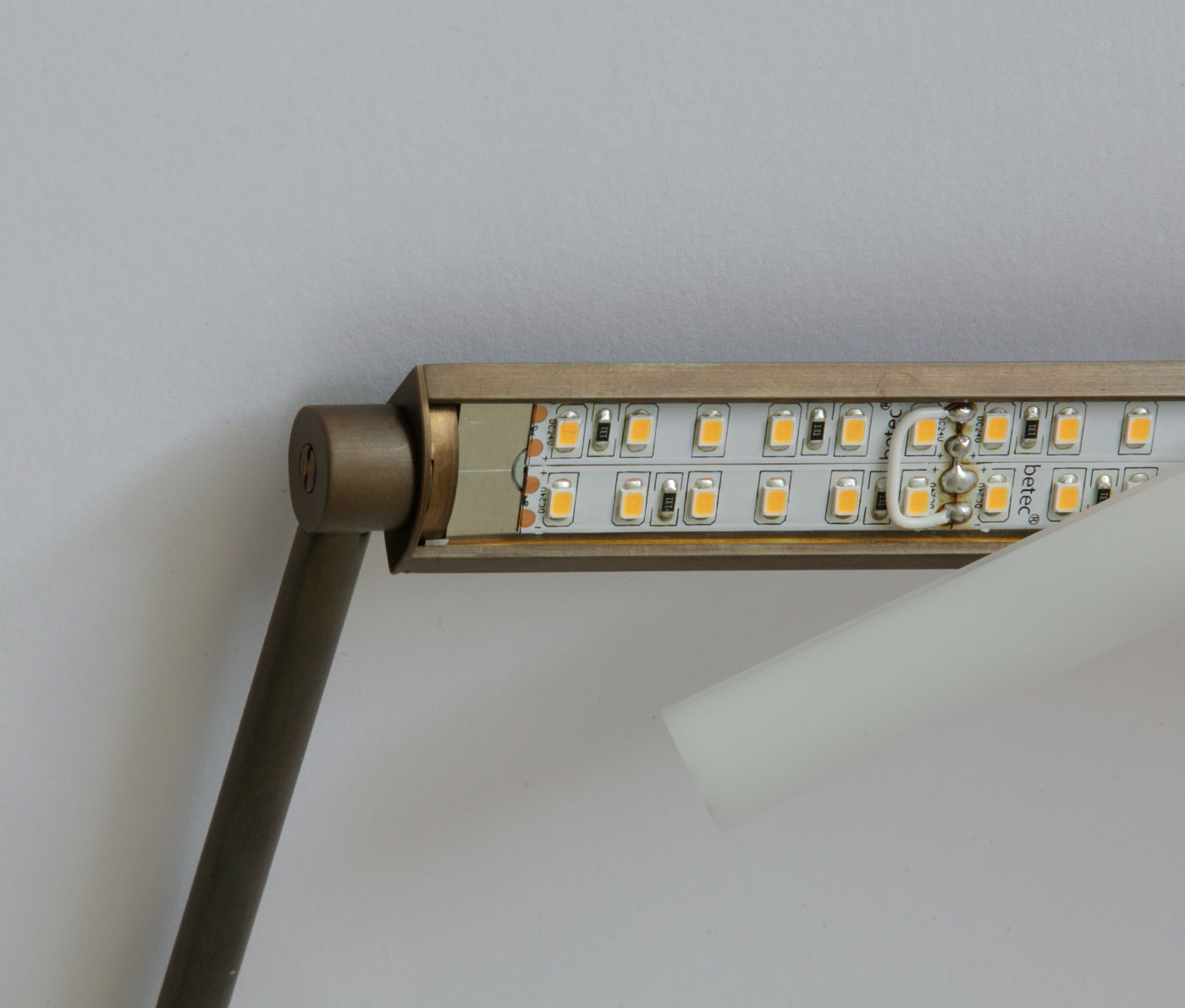 Moderne, exklusive LED-Bilderleuchte ANGULUS: Die Doppel-LED-Strips aus hauseigener Entwicklung werden mit einem Diffusor abgedeckt