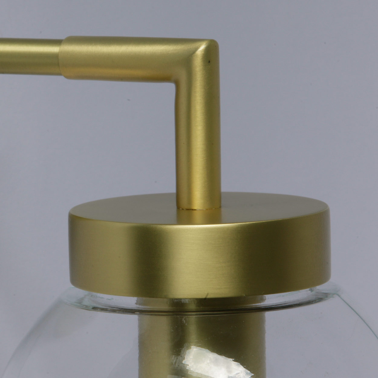 Kleine Kugel-Wandlampe, dank IP65 auch fürs Bad, Ø 15 cm: Messing satiniert, klares Glas